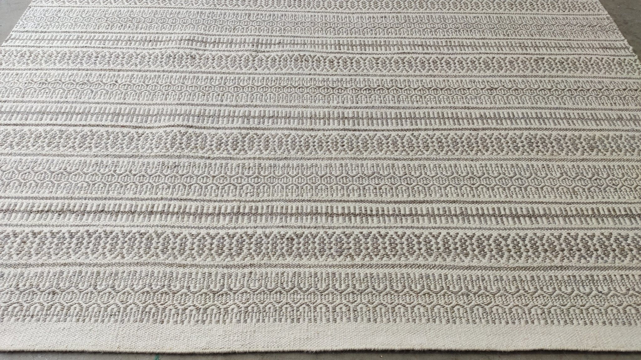 Althea White and Grey Handwoven Wool and Jute Rug (Multiple Sizes) | Banana Manor Rug Company