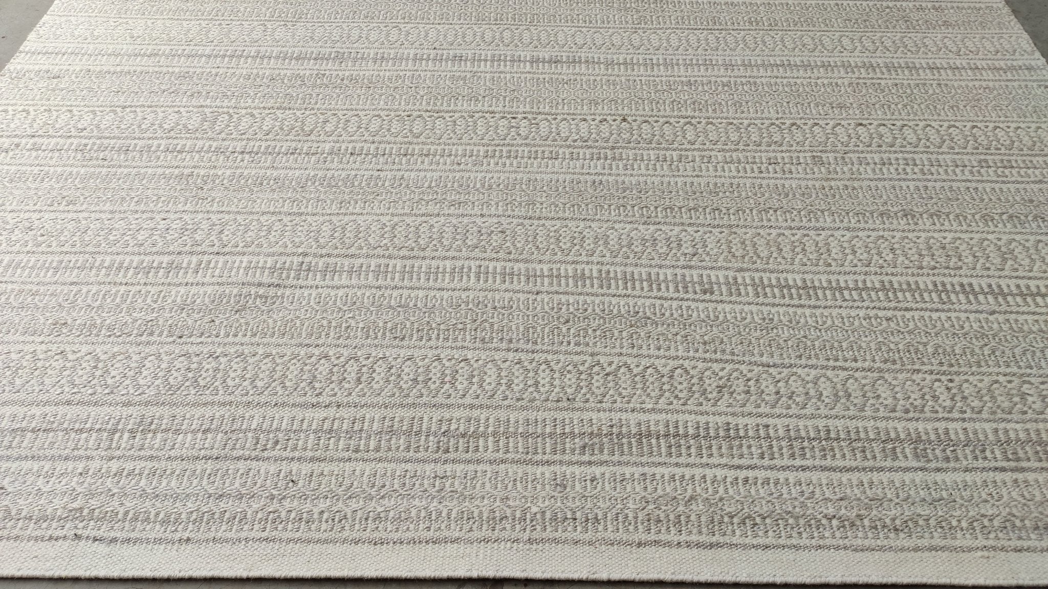 Althea White and Grey Handwoven Wool and Jute Rug (Multiple Sizes) | Banana Manor Rug Company