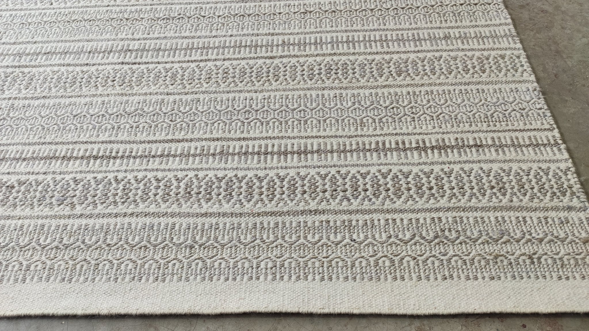 Althea White and Grey Handwoven Wool and Jute Rug (Multiple Sizes) | Banana Manor Rug Company