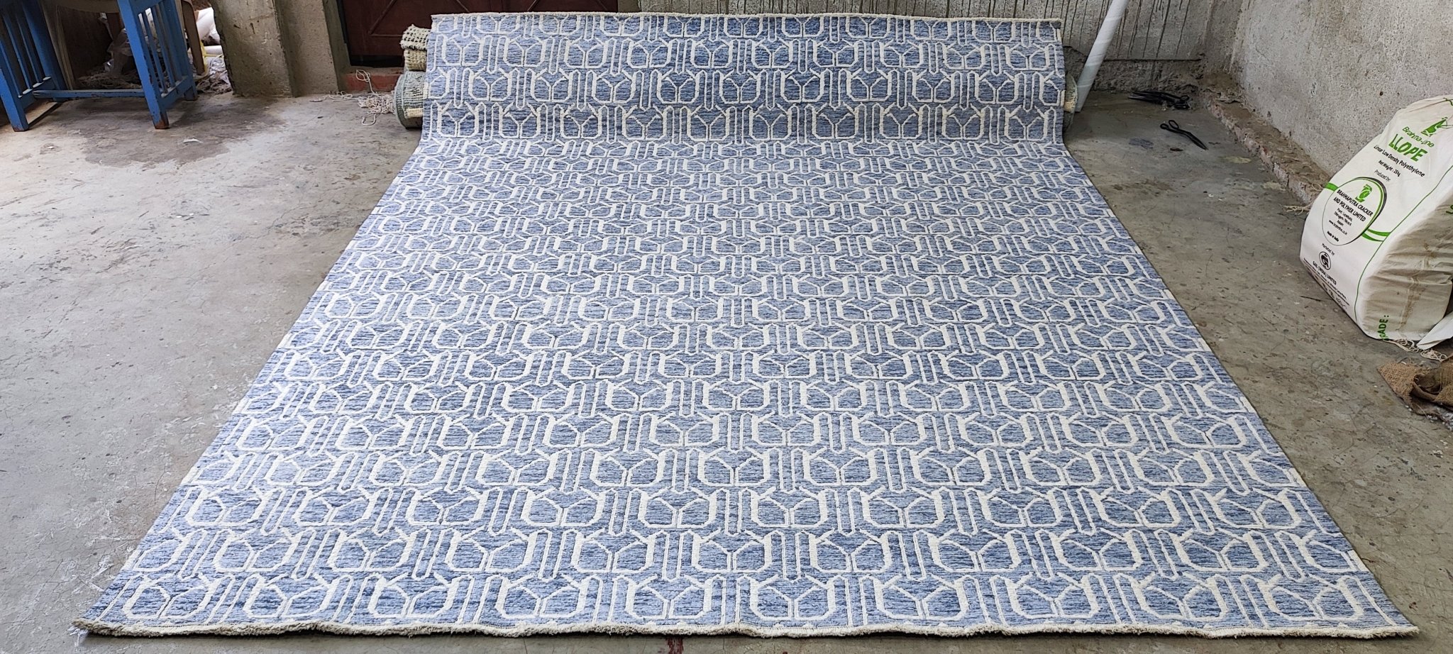 Amara 7.9x9.9 Aqua & White Abstract | Banana Manor Rug Factory Outlet