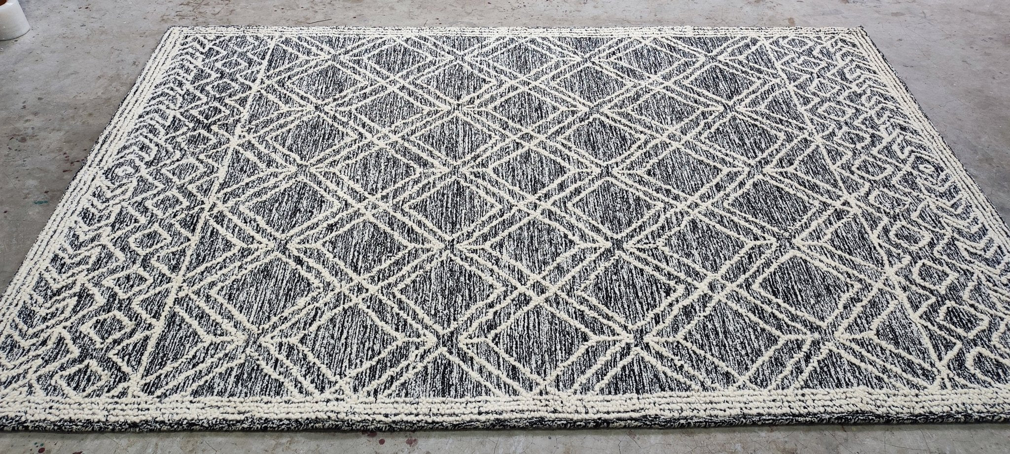 Amelia 5.3x8.3 Hand-Tufted Wool Black & Ivory Loop | Banana Manor Rug Factory Outlet