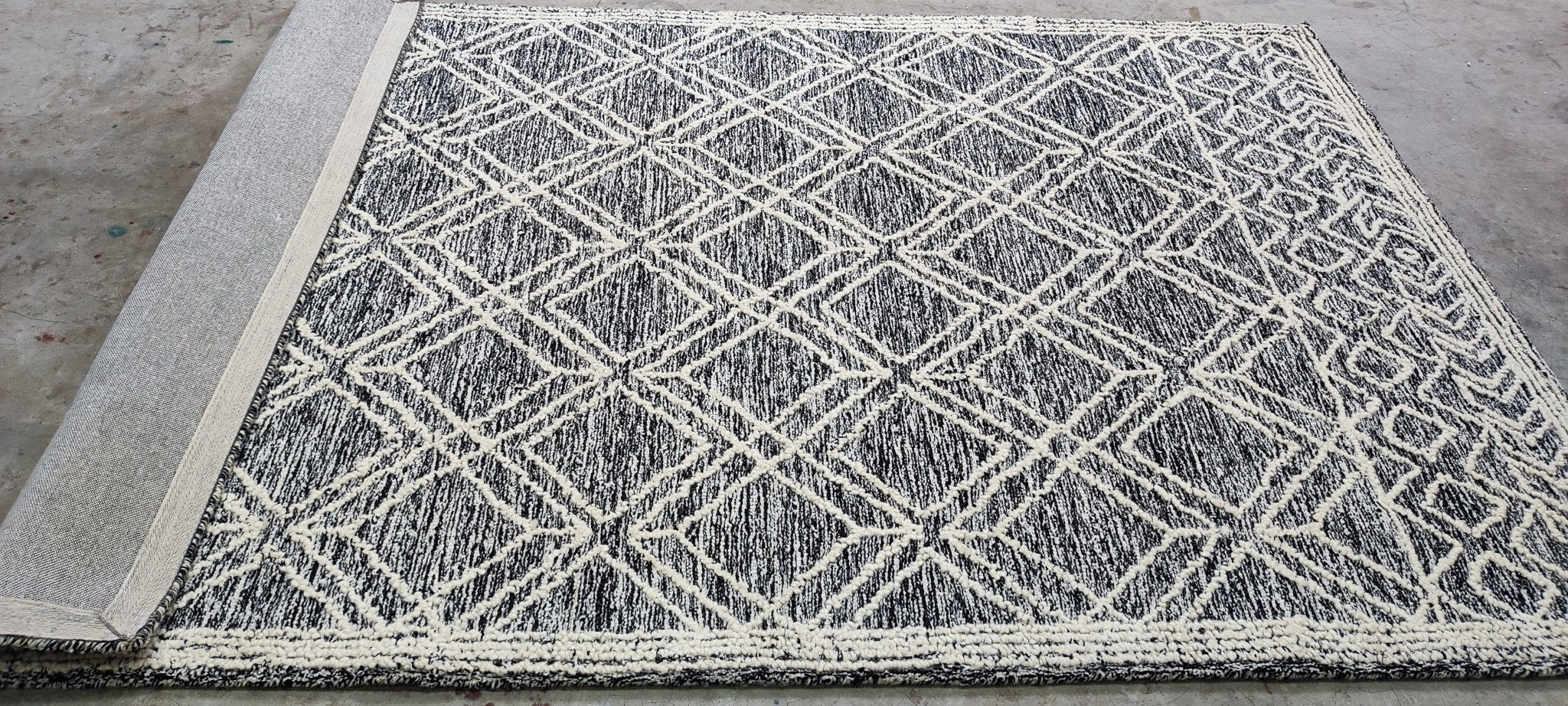 Amelia 5.3x8.3 Hand-Tufted Wool Black & Ivory Loop | Banana Manor Rug Factory Outlet