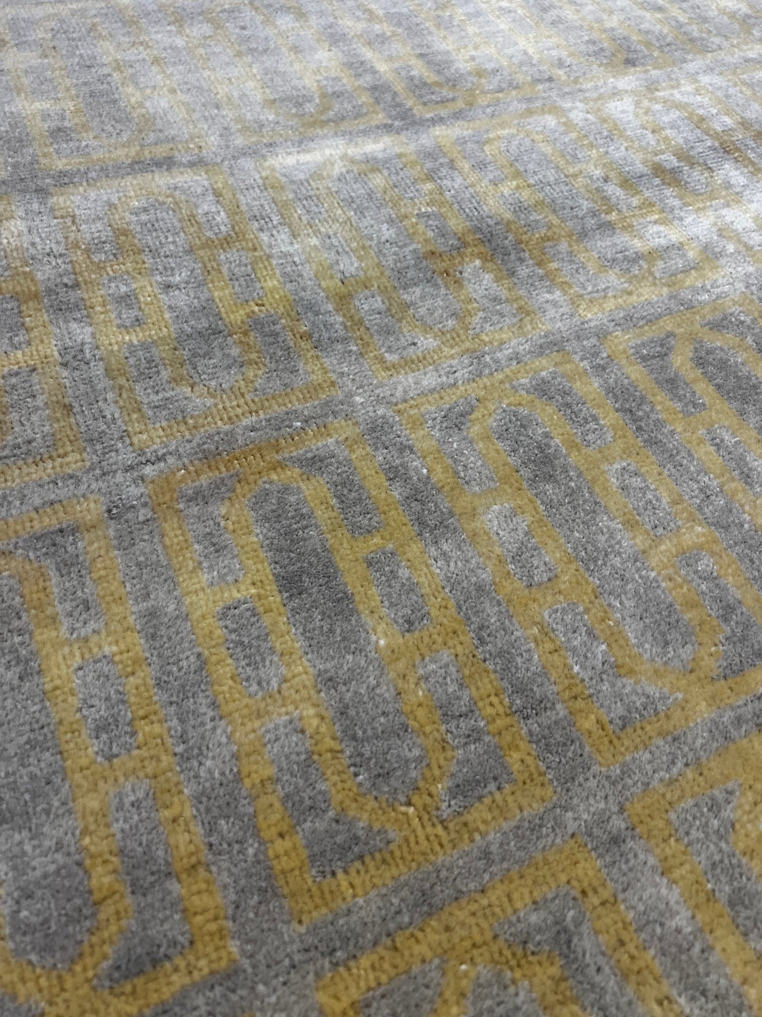 Anishka Ladlow 5.6x8 Light Gold Modern Hand-Knotted Rug | Banana Manor Rug Factory Outlet