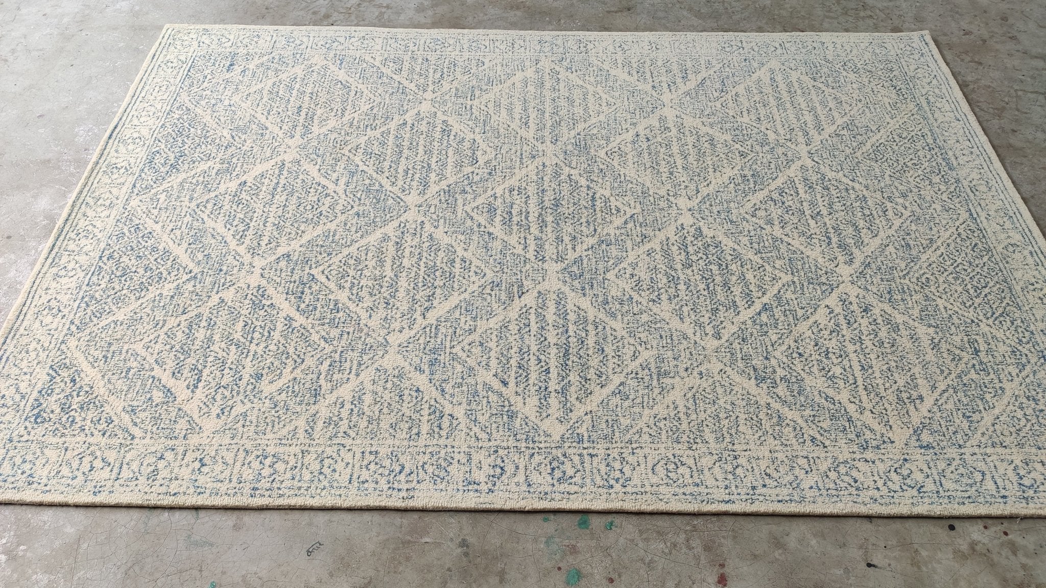 Anne Parillaud 5x7.6 Ivory and Blue Hand-Tufted Rug | Banana Manor Rug Company