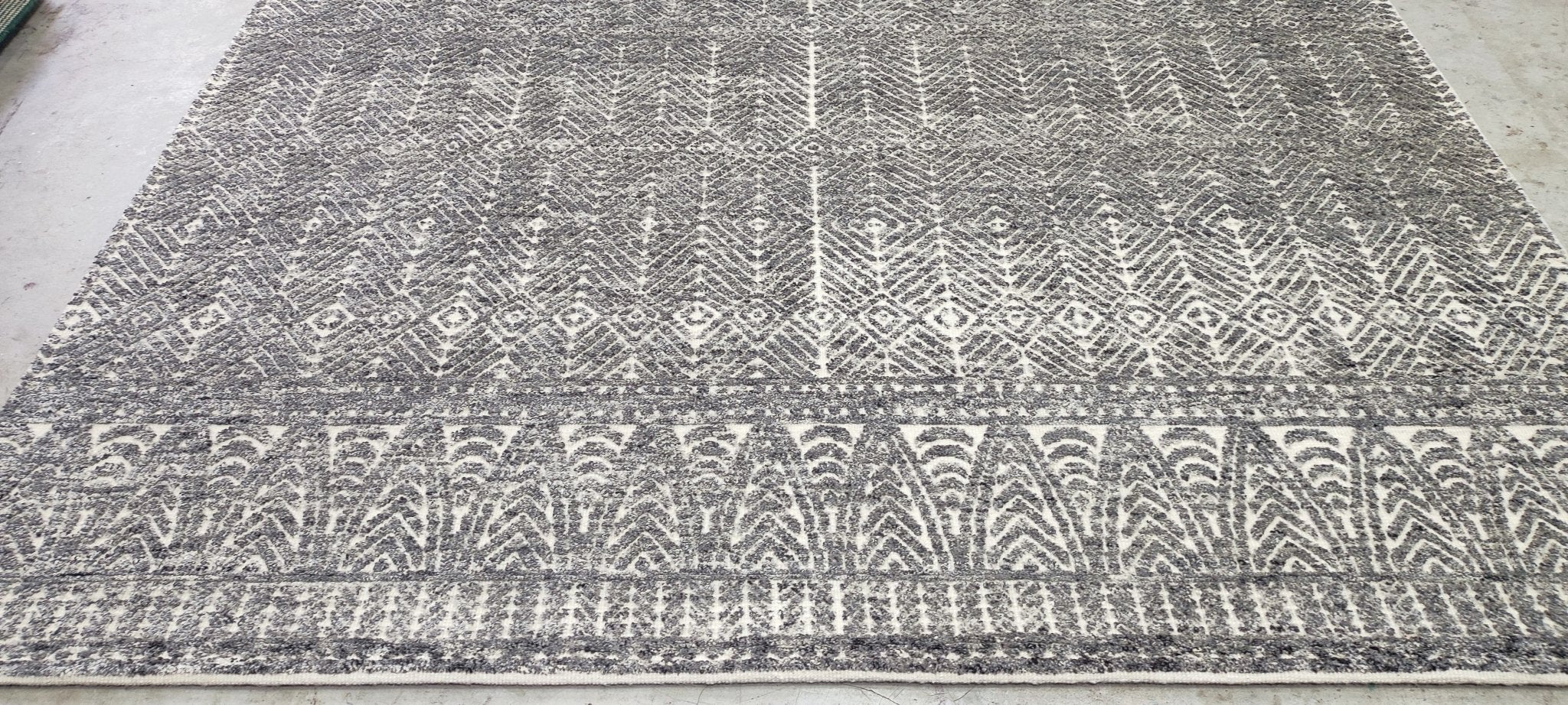 Antony Starr Hand-Knotted Modern Natural and Grey High-Low 8X10 | Banana Manor Rug Company