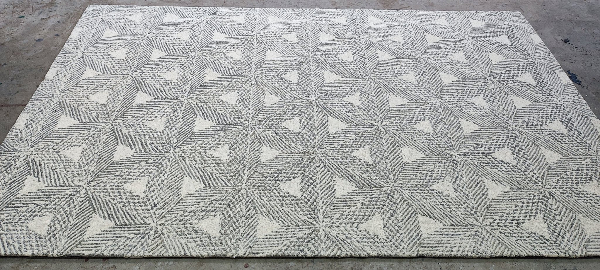 Aracely 5x8 Hand-Tufted Wool Grey & Ivory Diamond | Banana Manor Rug Factory Outlet