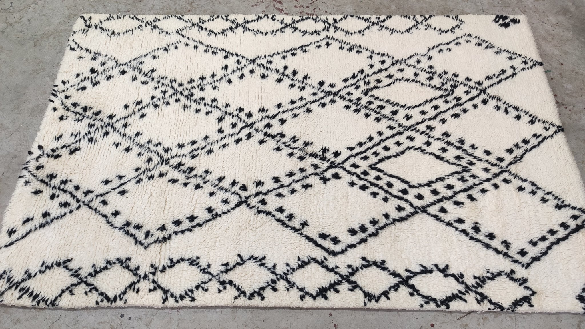 Azhar 4.6x6.6 Hand-Knotted Black and White Moroccan Style Rug | Banana Manor Rug Company