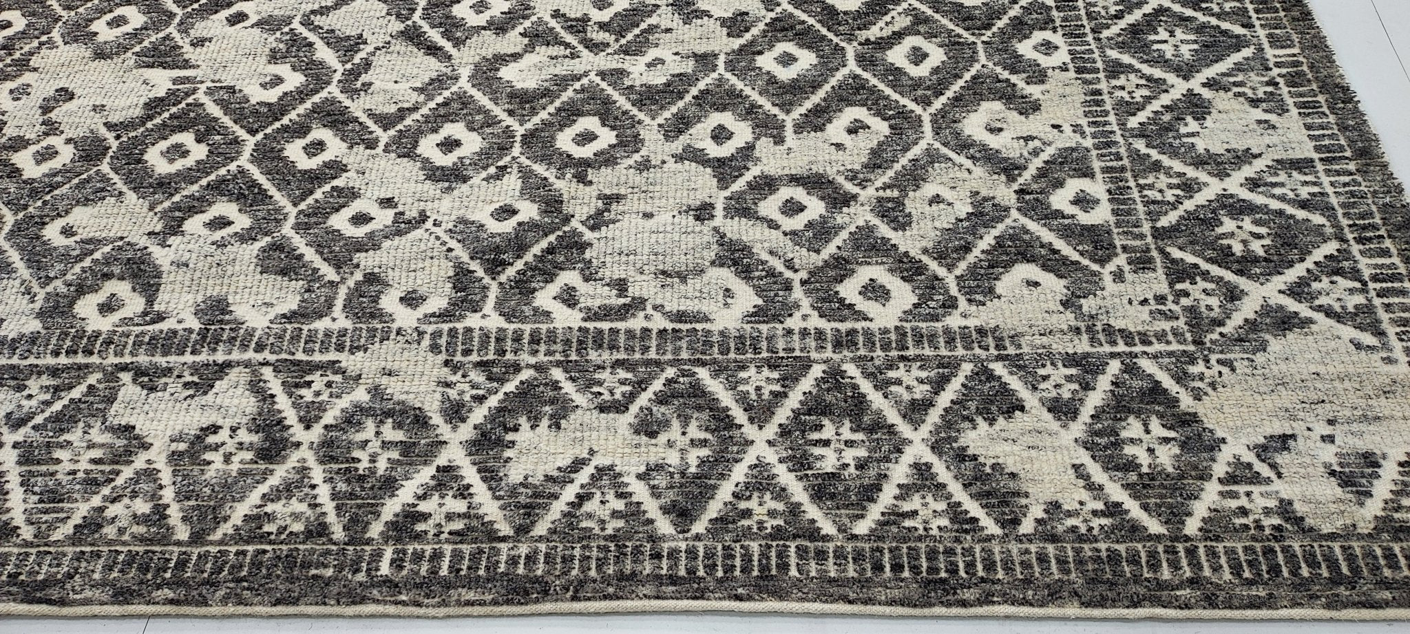 Banana Man Wayans 8x10 Hand-Knotted Grey & Beige High Low | Banana Manor Rug Factory Outlet