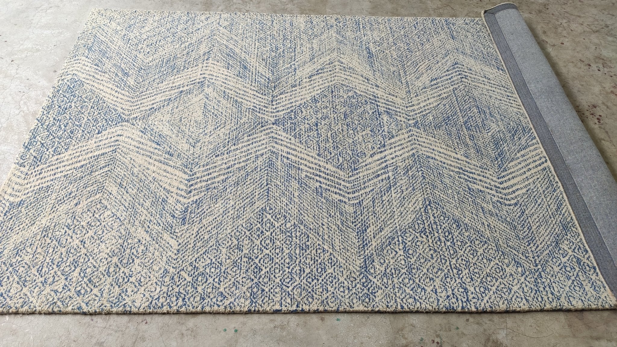 Bérénice Bejo 5x7.6 Ivory and Blue Hand-Tufted Rug | Banana Manor Rug Company