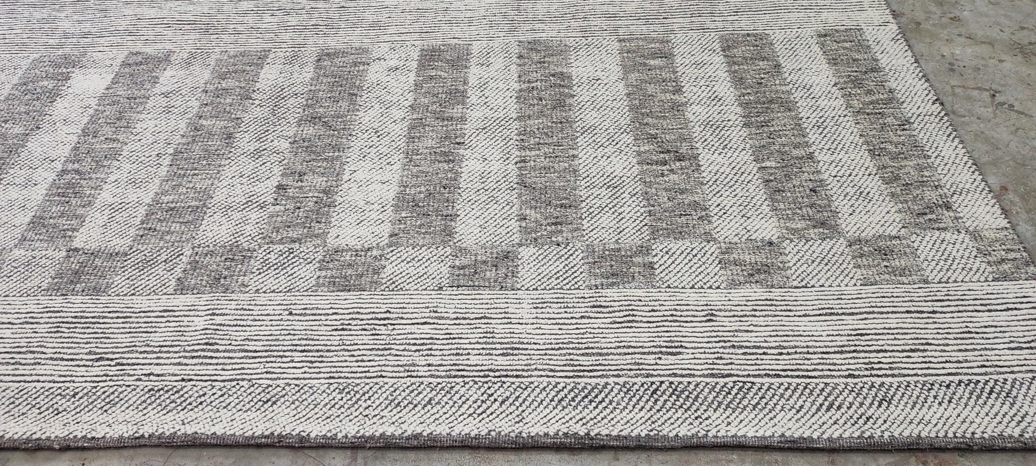 Clancy 8.3x10 Hand-Knotted Silver & Grey Cut Pile | Banana Manor Rug Factory Outlet