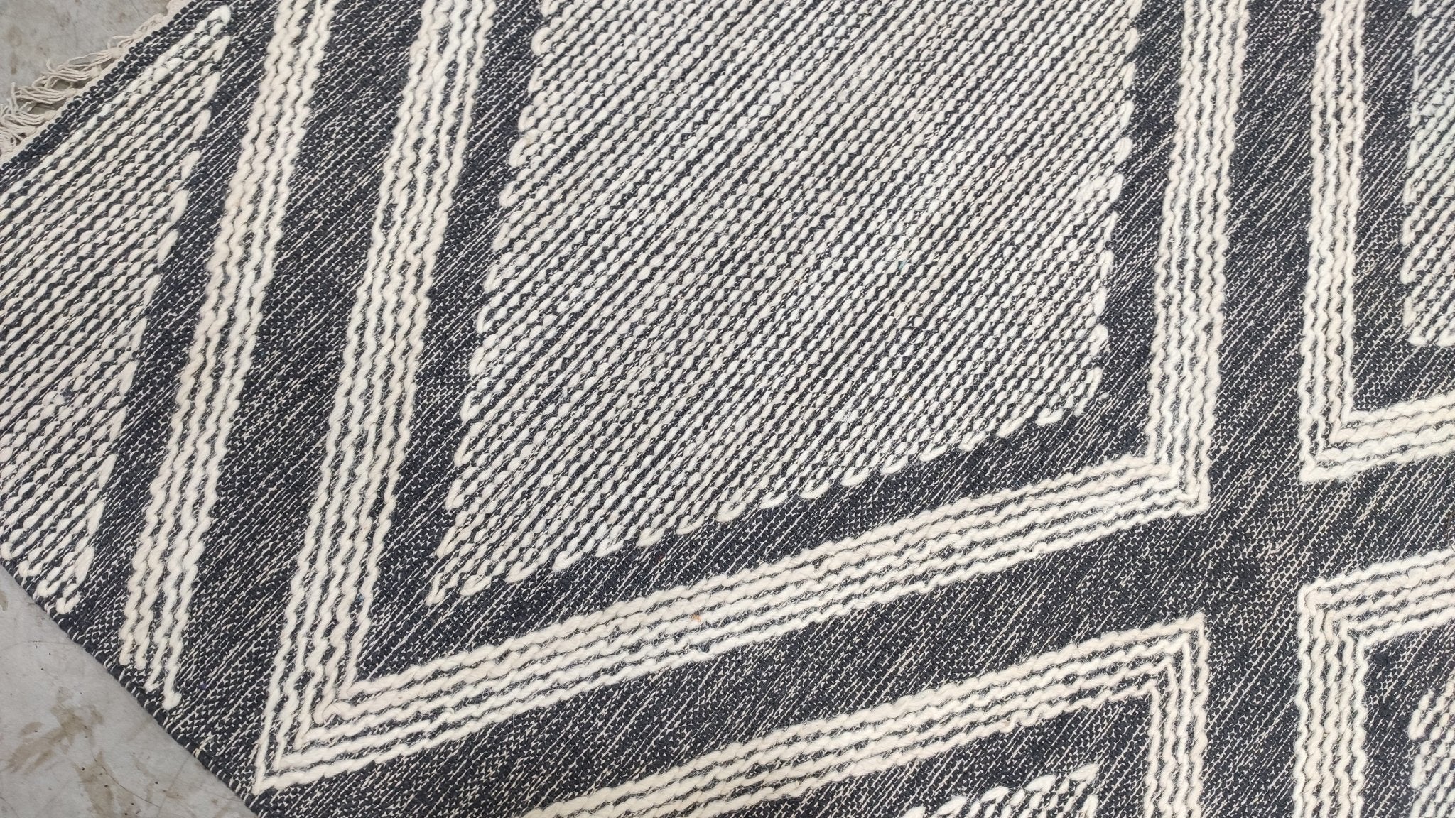 Cole 5x7.6 Handwoven Diamond White and Grey Durrie Rug | Banana Manor Rug Company