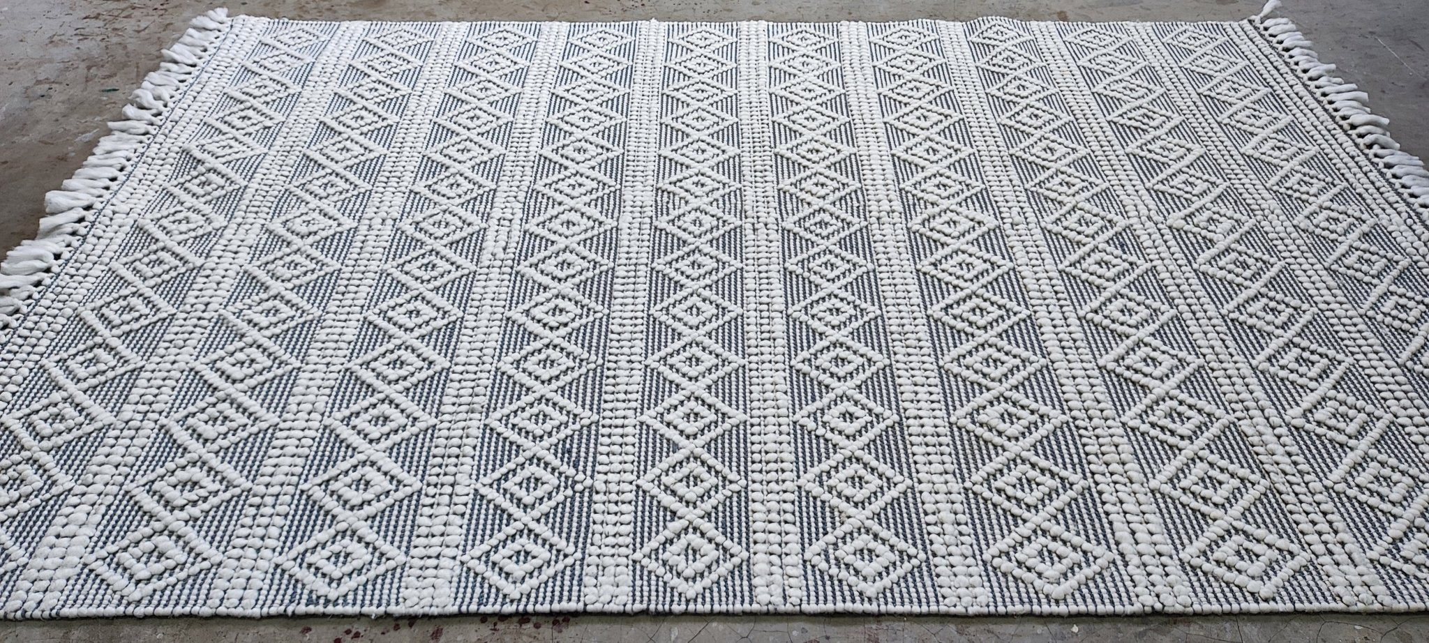 Crown & Anchor 5x7.6 Handwoven Grey & White Loop | Banana Manor Rug Factory Outlet