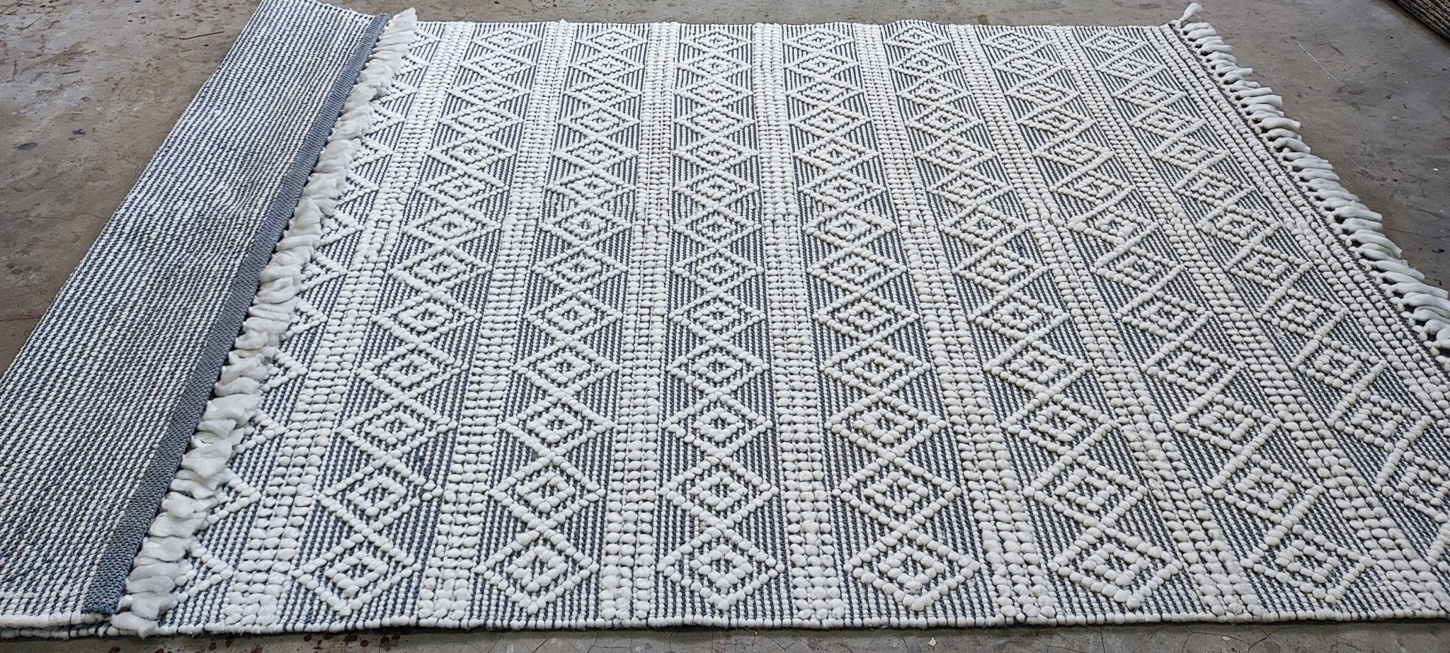 Crown & Anchor 5x7.6 Handwoven Grey & White Loop | Banana Manor Rug Factory Outlet