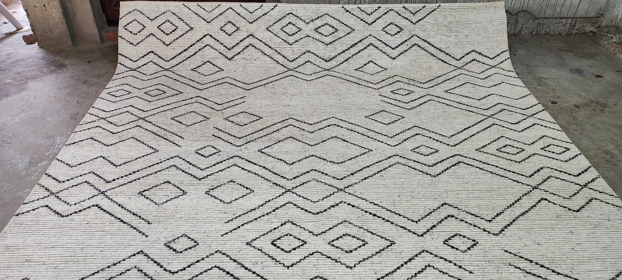 Danny 8.3x9.9 Hand-Knotted White & Black Cut Pile | Banana Manor Rug Factory Outlet