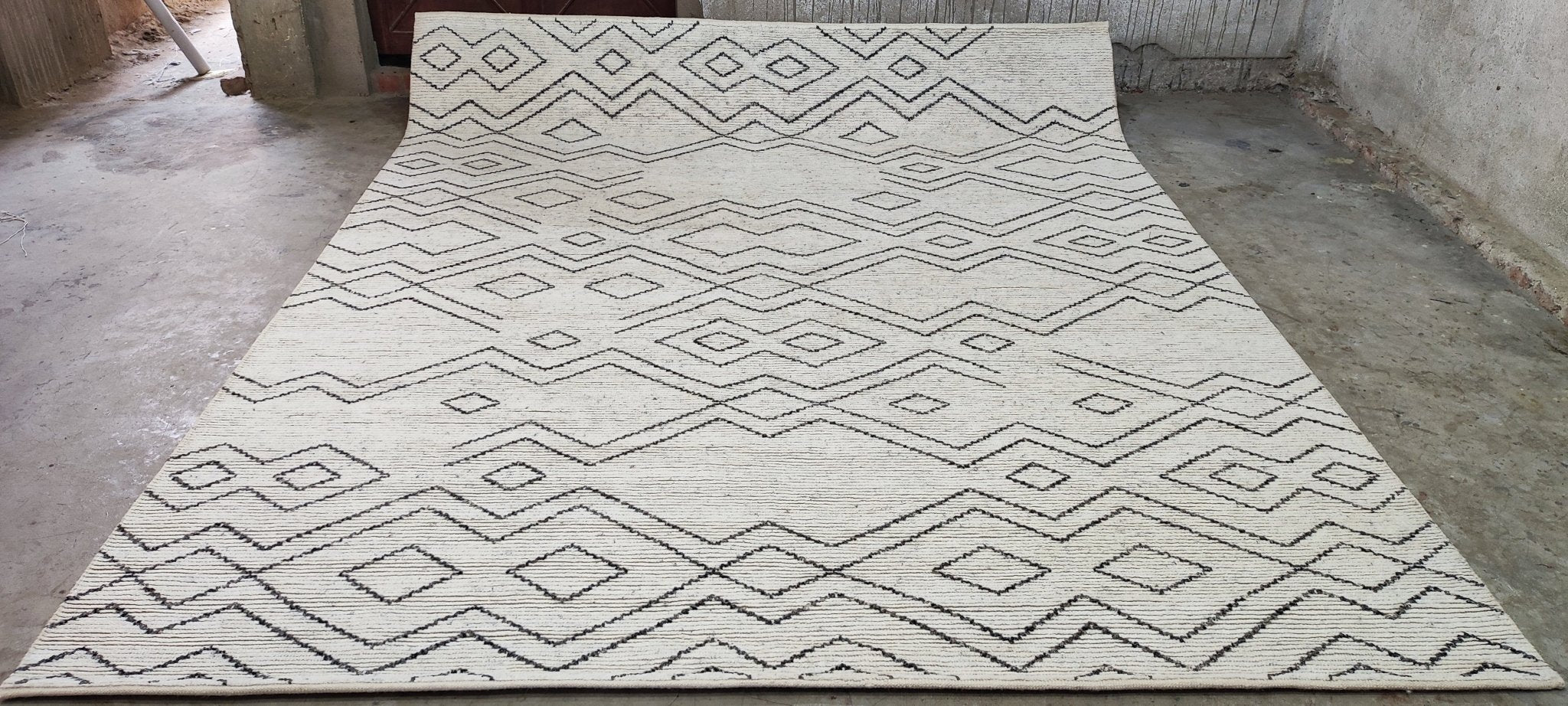 Danny 8.3x9.9 Hand-Knotted White & Black Cut Pile | Banana Manor Rug Factory Outlet