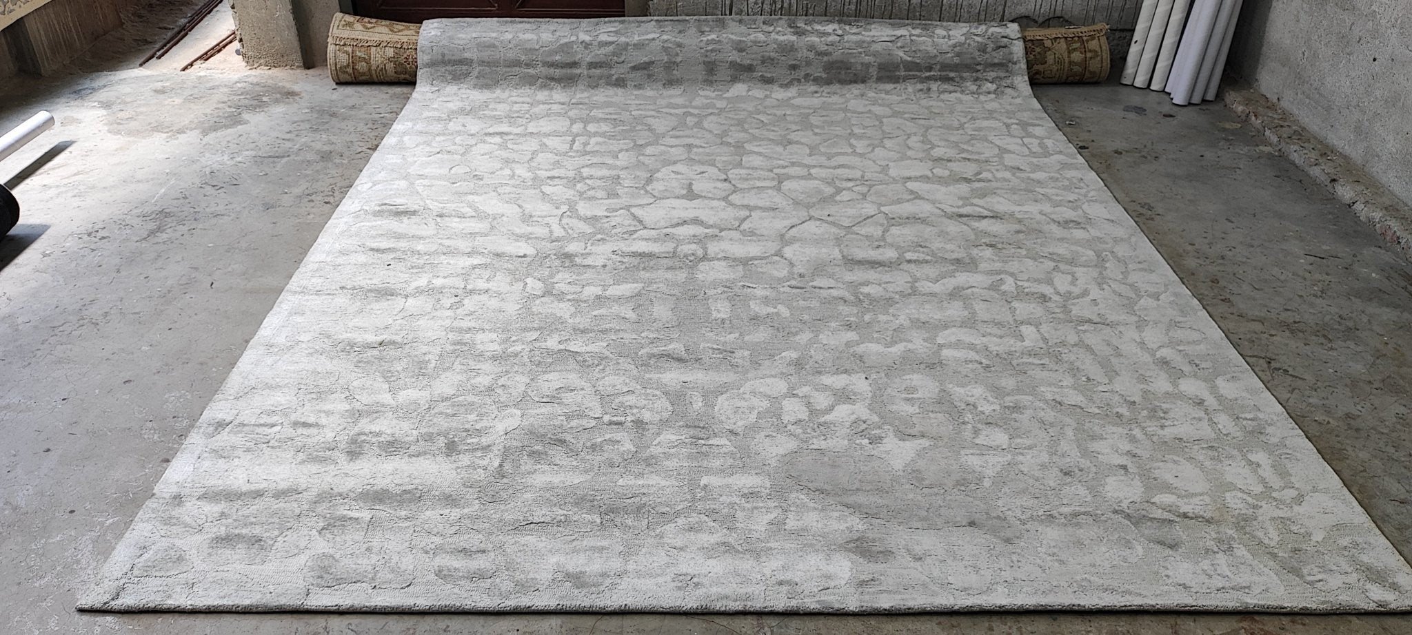 Death in the Afternoon 8x10 Silver and Grey Hand-Tufted Rug | Banana Manor Rug Company