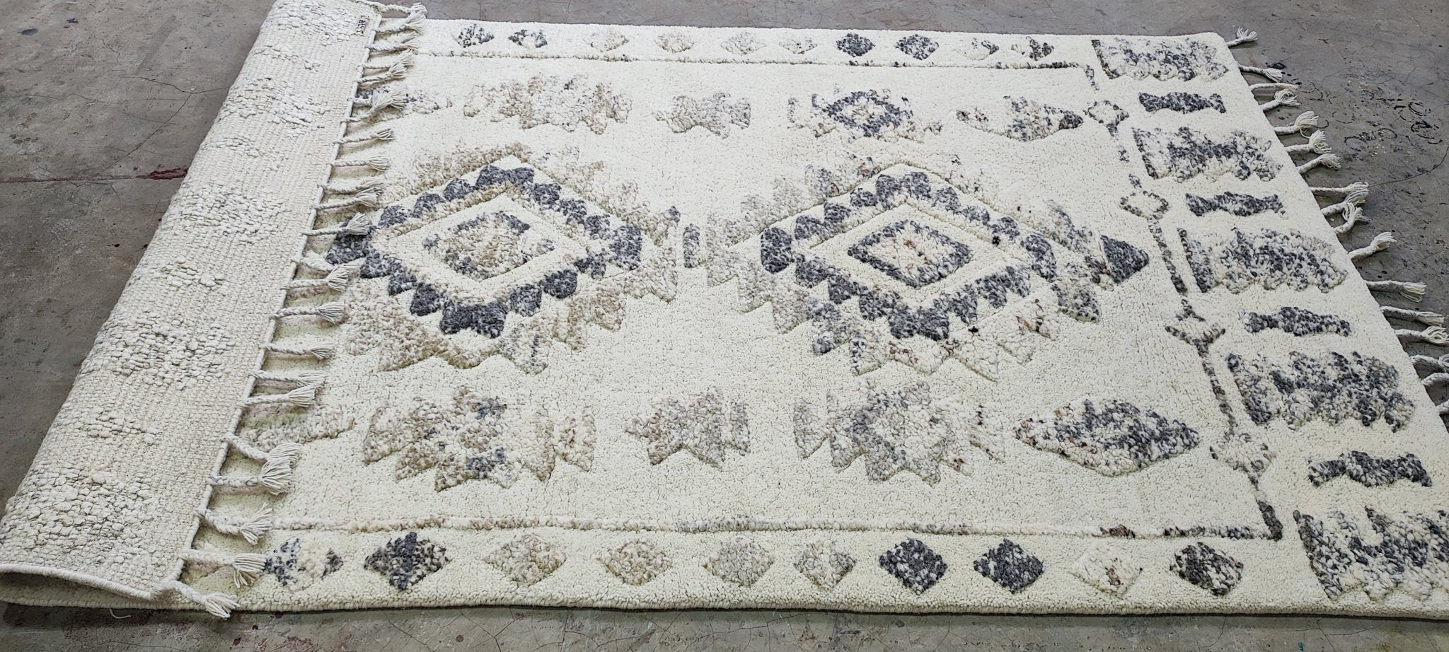 Indy 4.9x7.9 Ivory & Grey High Low Hand Knotted | Banana Manor Rug Factory Outlet