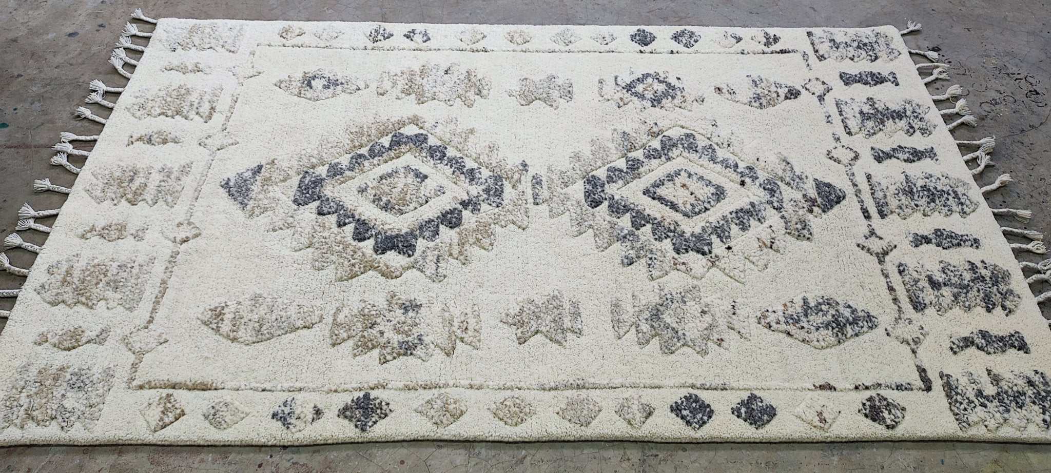 Indy 4.9x7.9 Ivory & Grey High Low Hand Knotted | Banana Manor Rug Factory Outlet