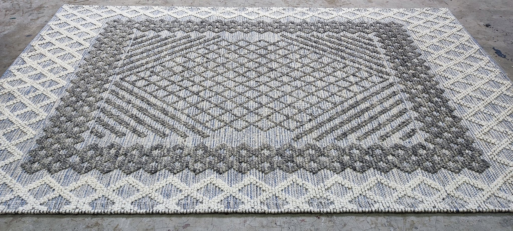 Justini 5x8.9 Handwoven Beige & Grey Loop Cut | Banana Manor Rug Factory Outlet