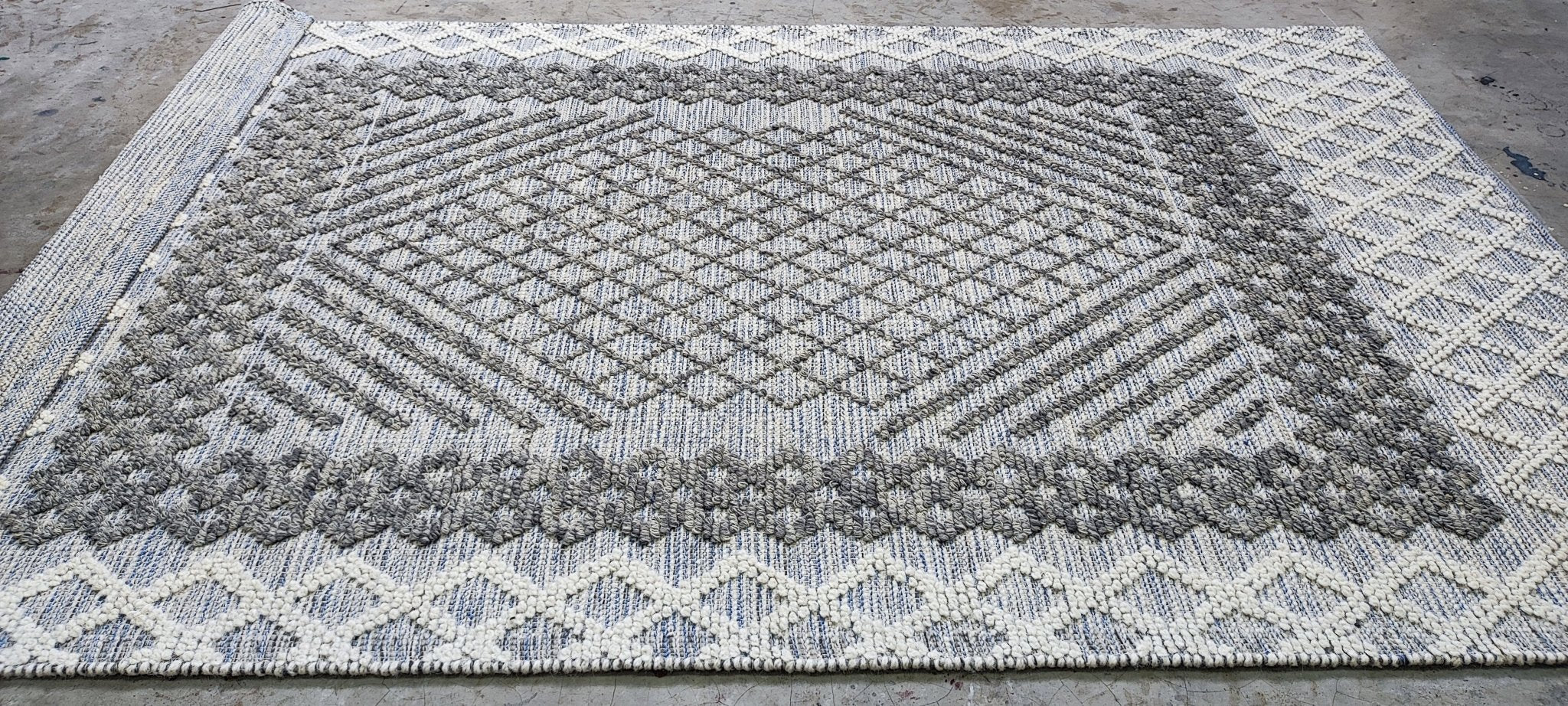 Justini 5x8.9 Handwoven Beige & Grey Loop Cut | Banana Manor Rug Factory Outlet