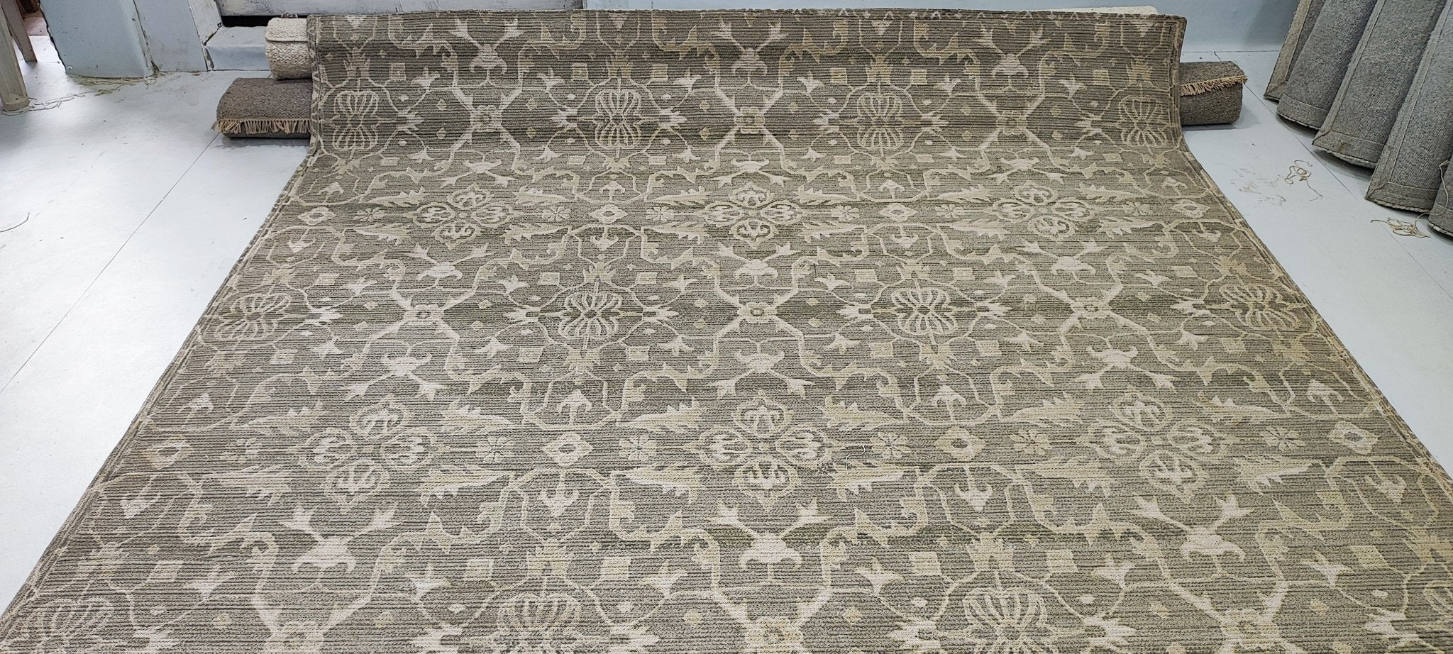 Krewe of Alla 7.9x10.3 Handwoven Silver & Grey Floral Durrie | Banana Manor Rug Factory Outlet