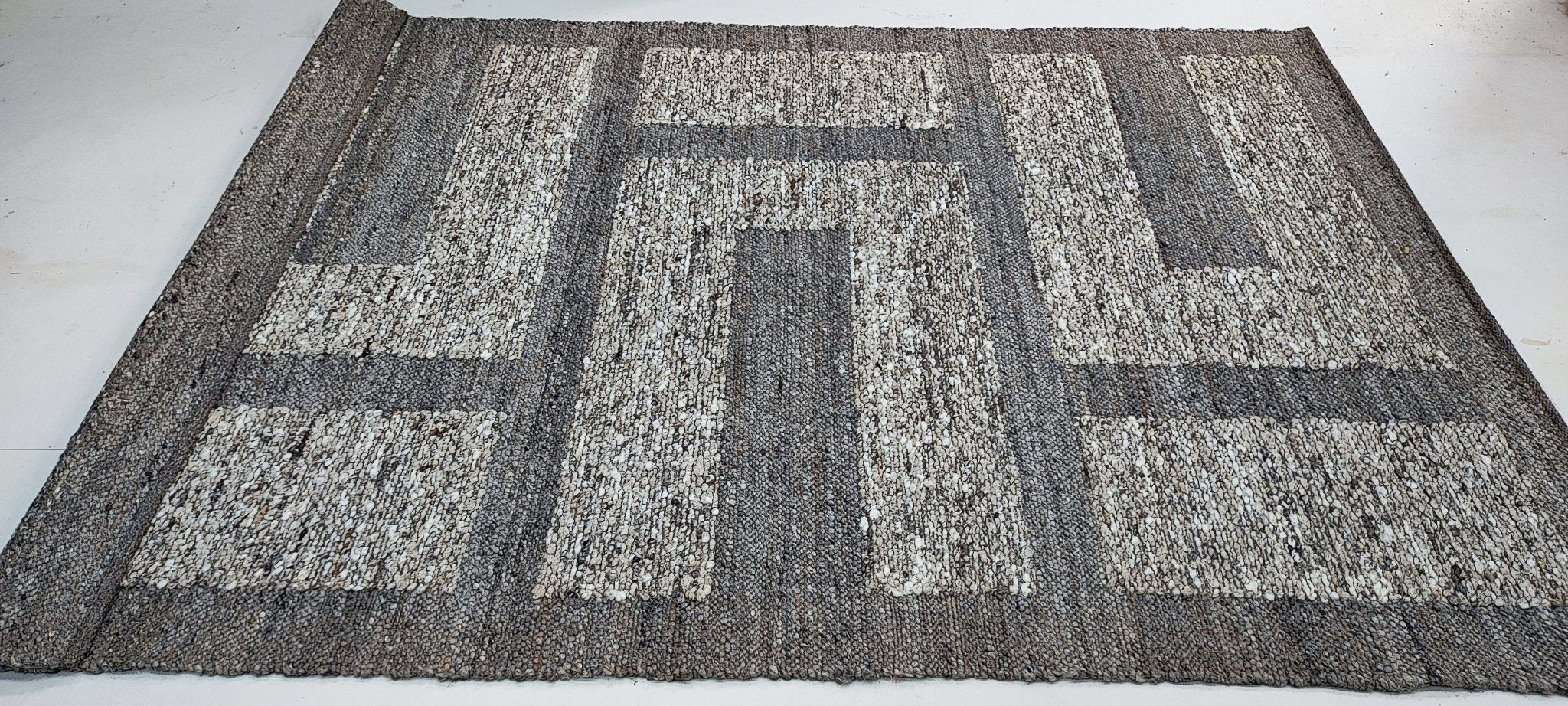 Krewe of Carrolton 5.6x7.9 Handwoven Silver & Grey Modern Durrie | Banana Manor Rug Factory Outlet
