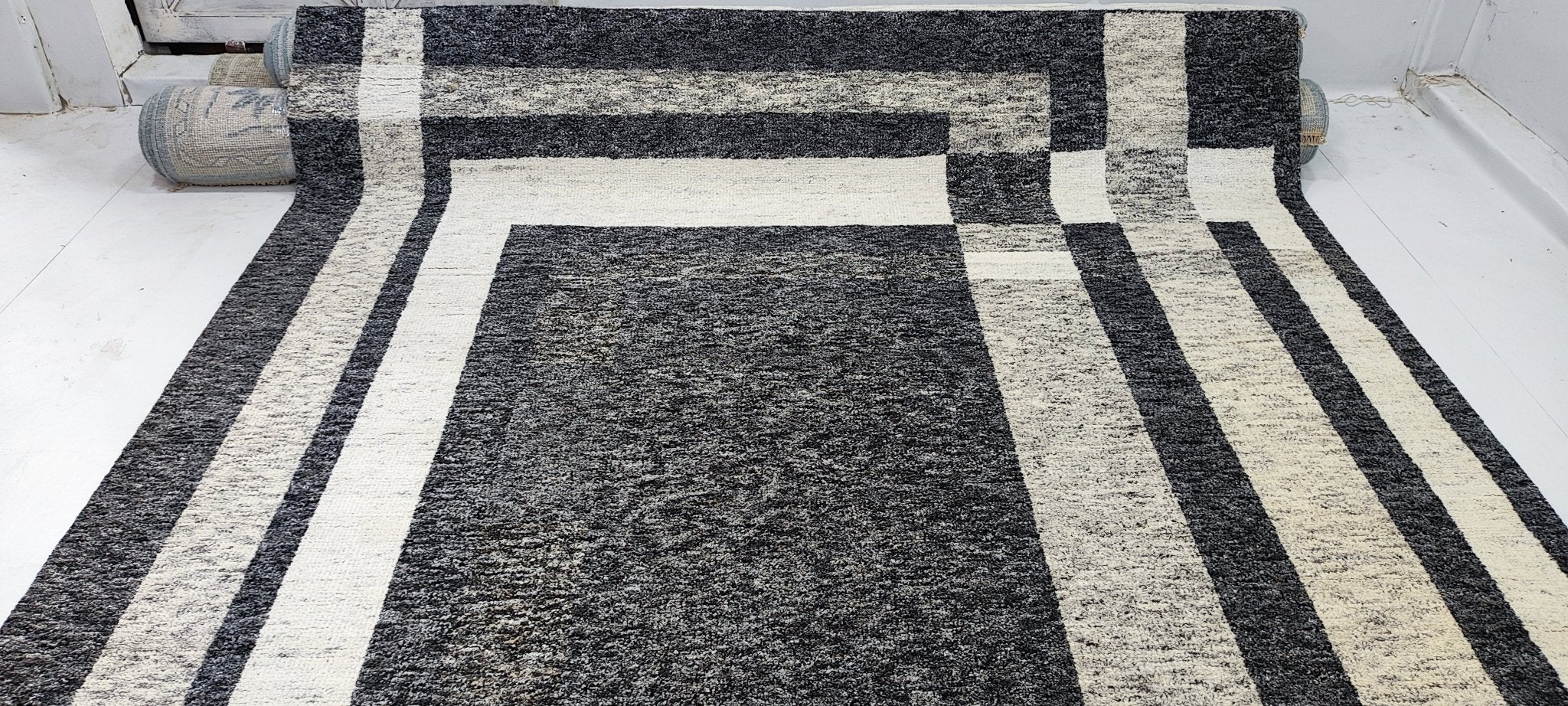Kristoff 7.9x10 Hand-Knotted Grey & Silver Geometrical | Banana Manor Rug Factory Outlet