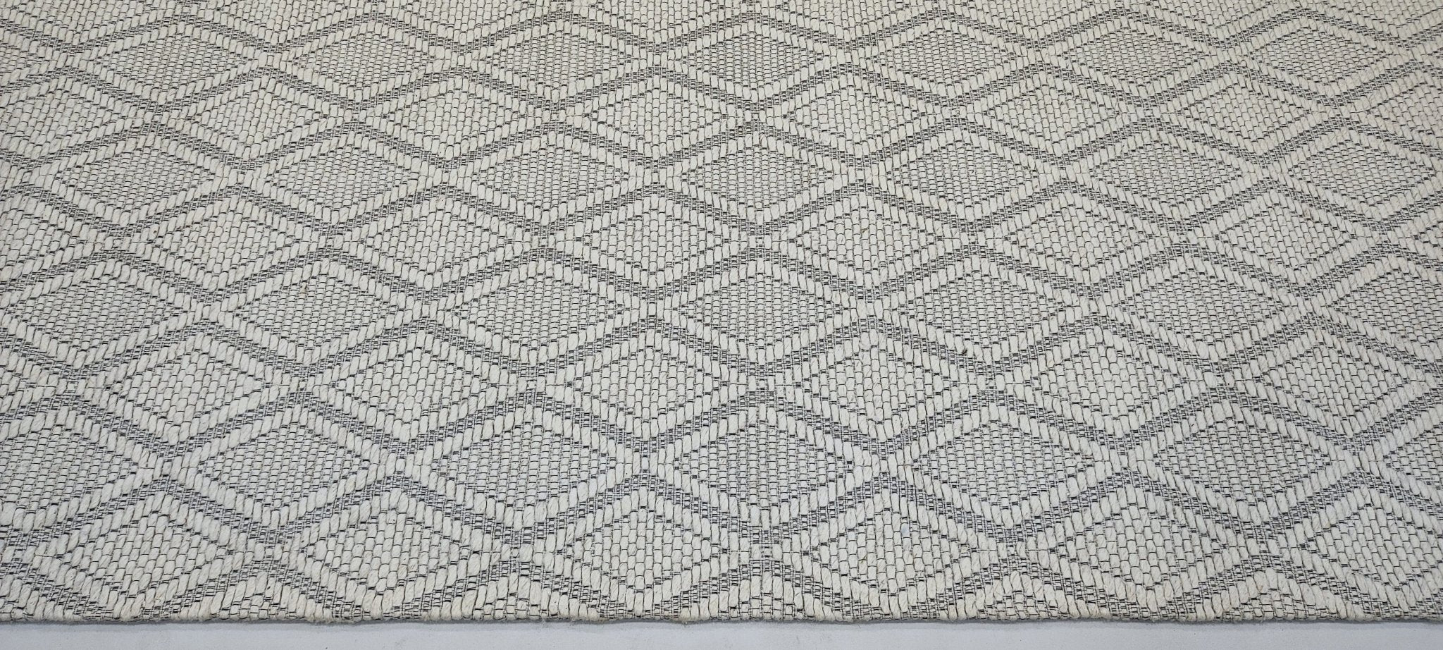 Manny Delgado 5x8 Handwoven Ivory & Grey Jacquard Durrie | Banana Manor Rug Factory Outlet
