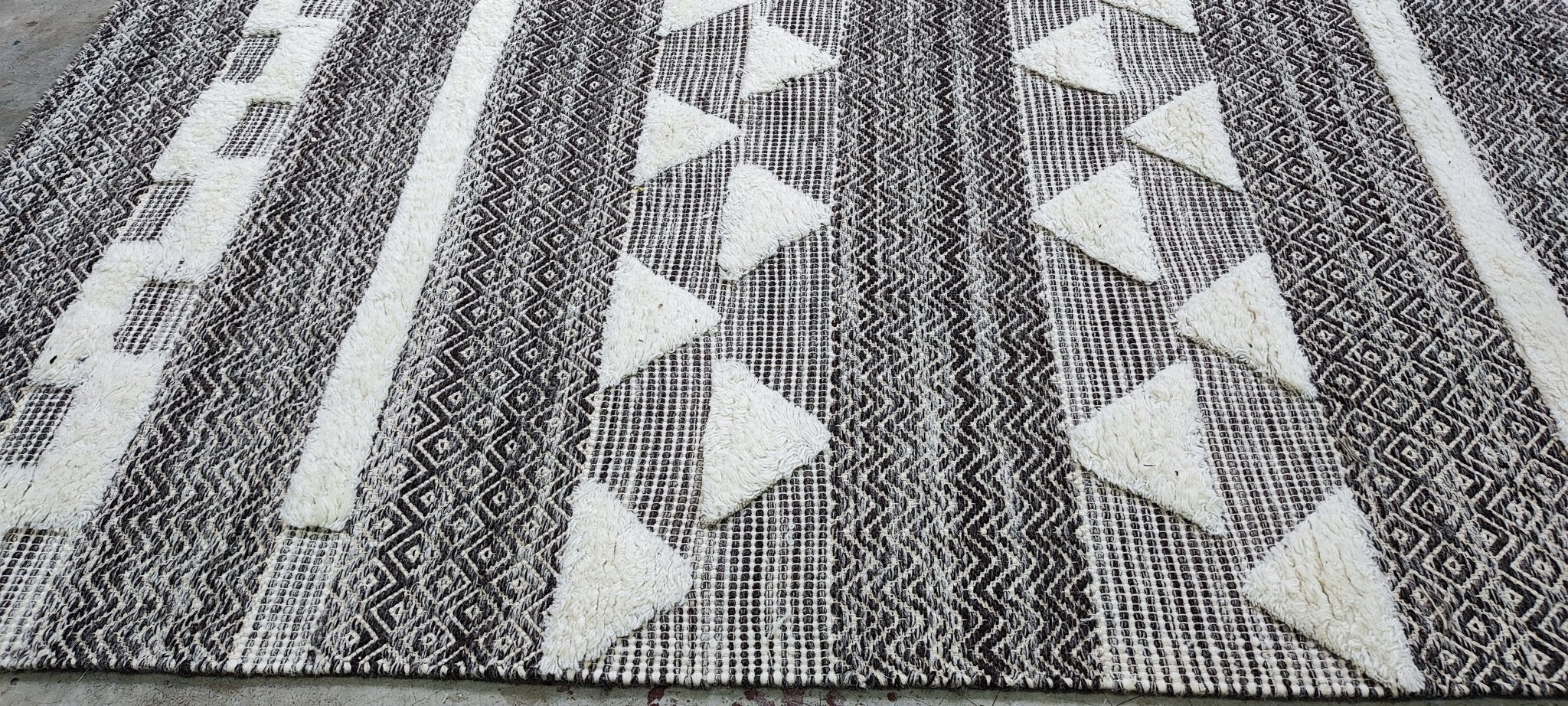 Manolito 5.3x7.6 Handwoven Ivory & Black Chevron | Banana Manor Rug Factory Outlet