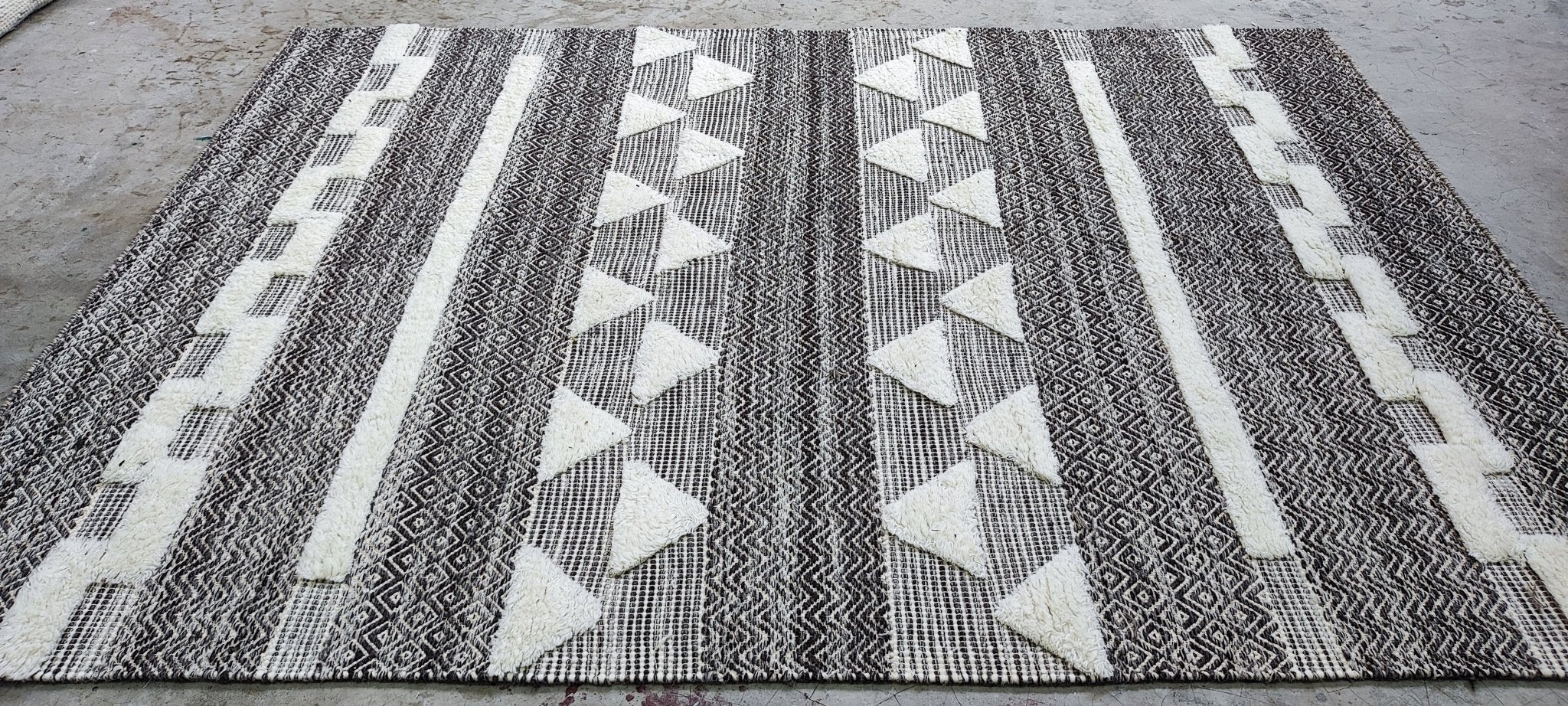 Manolito 5.3x7.6 Handwoven Ivory & Black Chevron | Banana Manor Rug Factory Outlet