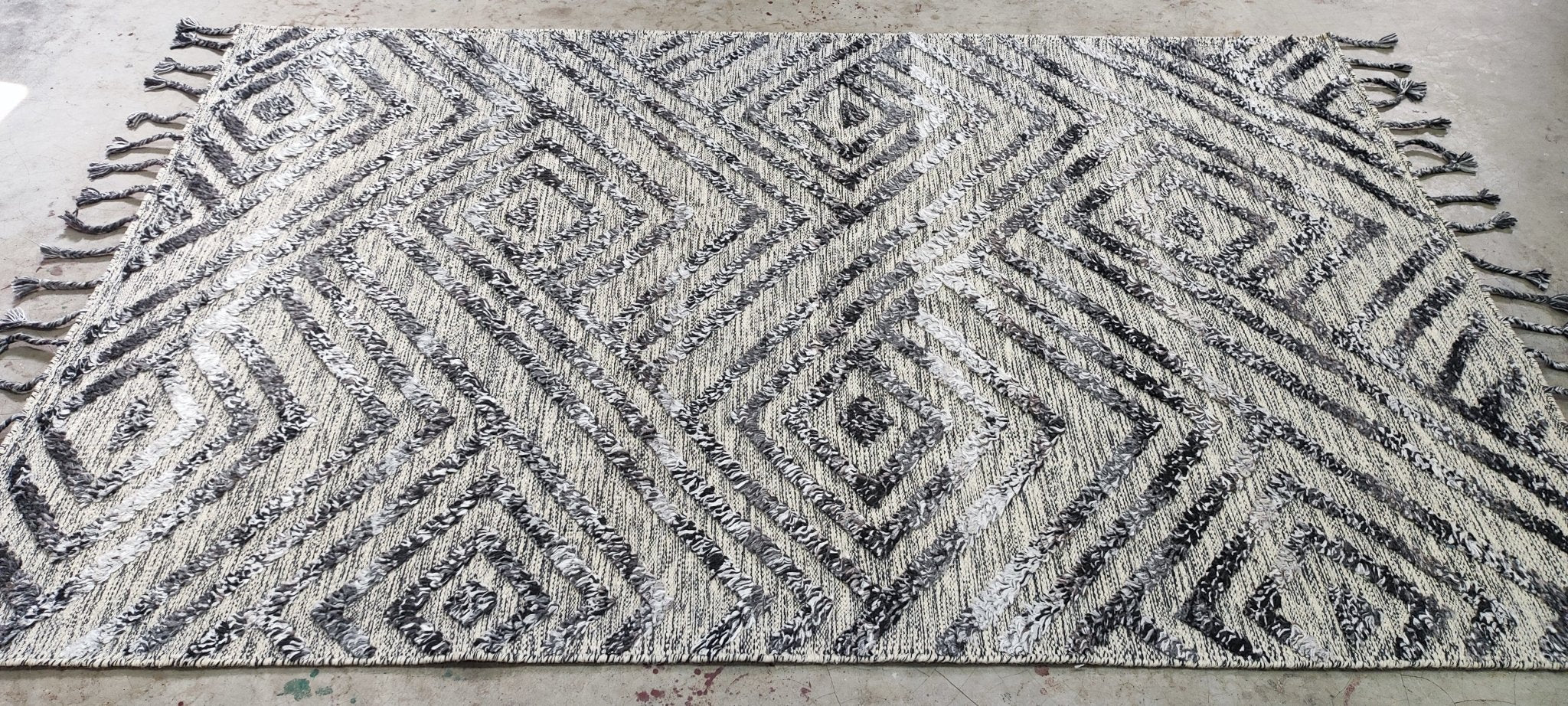 Manu Bennett Hand-Knotted Modern Grey and Ivory High-Low 5.3X8.3 | Banana Manor Rug Company