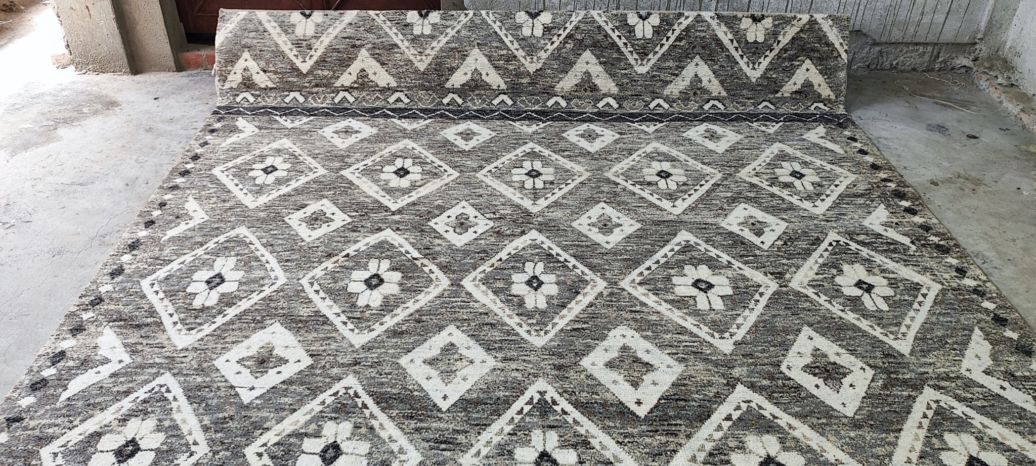 Manuel 8.3x10.3 Hand-Knotted Grey & Ivory Pile | Banana Manor Rug Factory Outlet