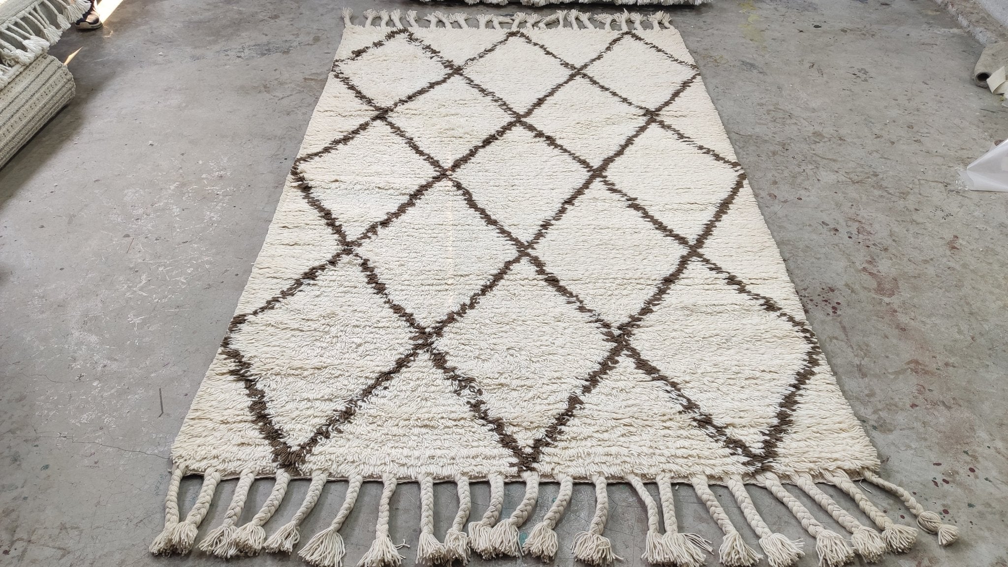 Marco Moroccan Style White and Brown Handwoven Durrie Rug 5x8 | Banana Manor Rug Company