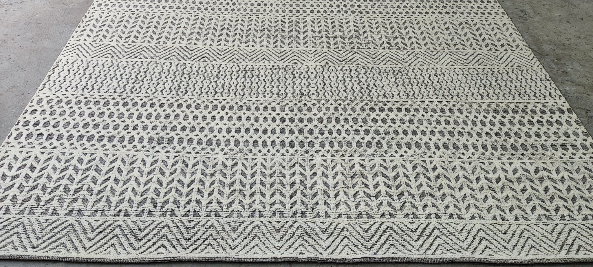 Max 7.9x9x9 Hand-Knotted Grey & Ivory High Low | Banana Manor Rug Factory Outlet