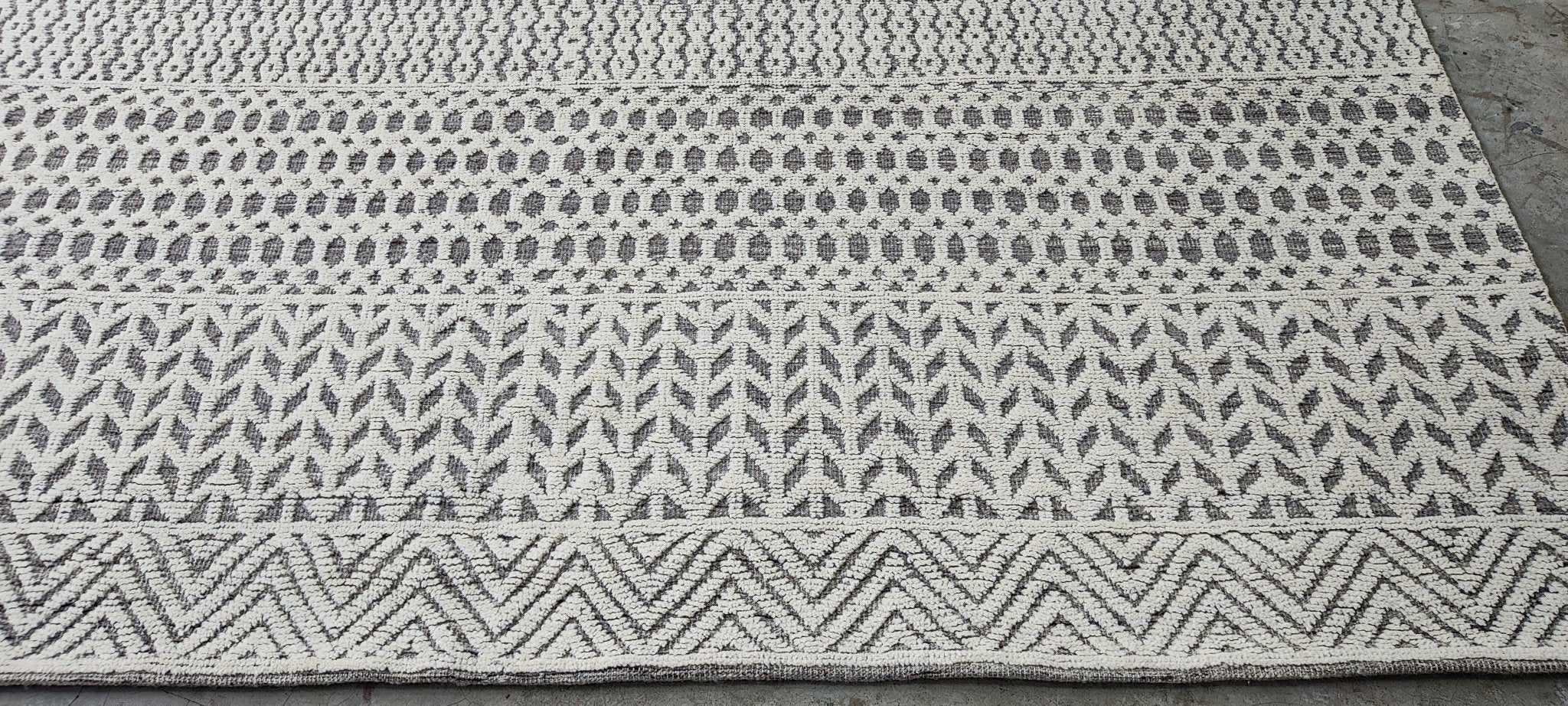 Max 7.9x9x9 Hand-Knotted Grey & Ivory High Low | Banana Manor Rug Factory Outlet