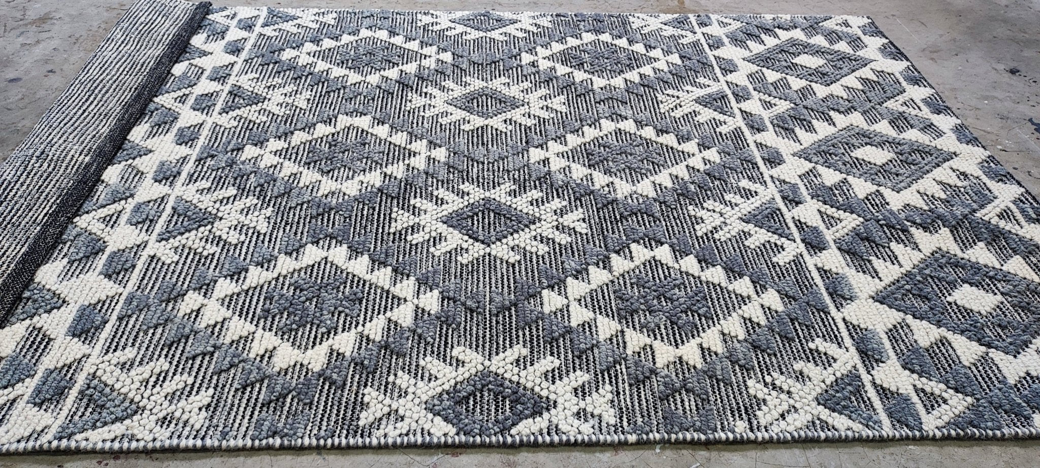 Miss Gertie 5.6x7.9 Handwoven Grey & White Loop | Banana Manor Rug Factory Outlet