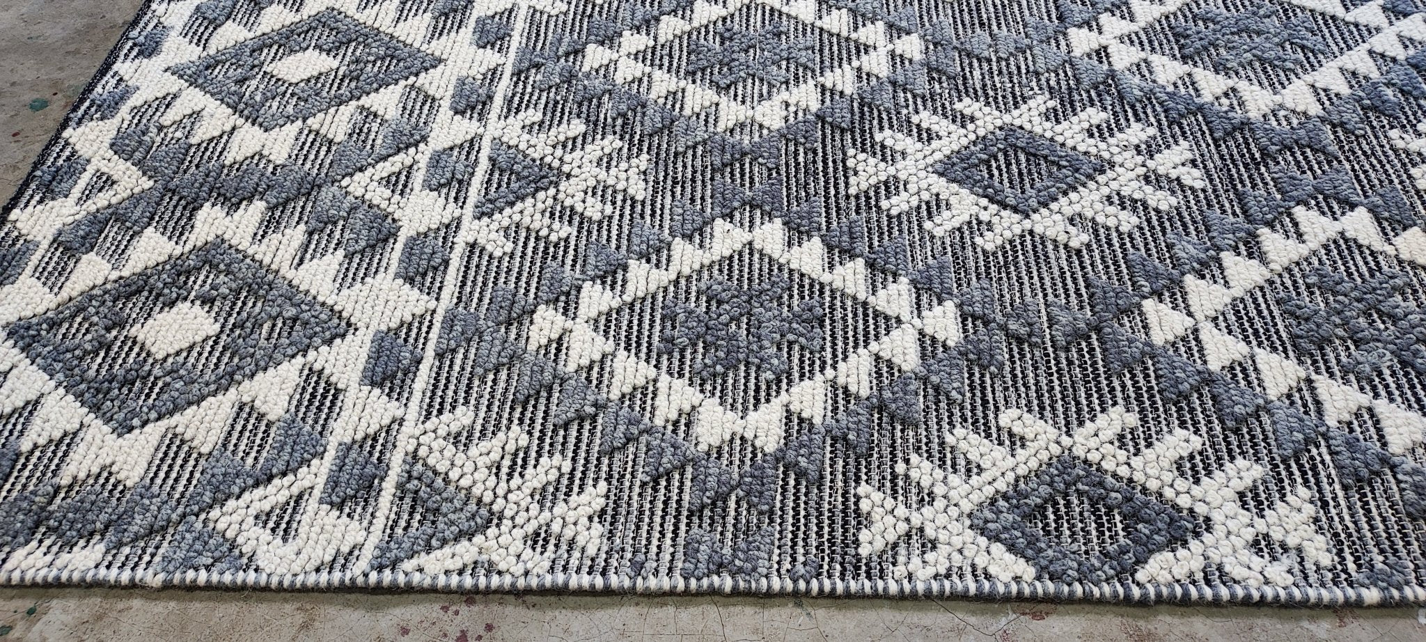 Miss Gertie 5.6x7.9 Handwoven Grey & White Loop | Banana Manor Rug Factory Outlet