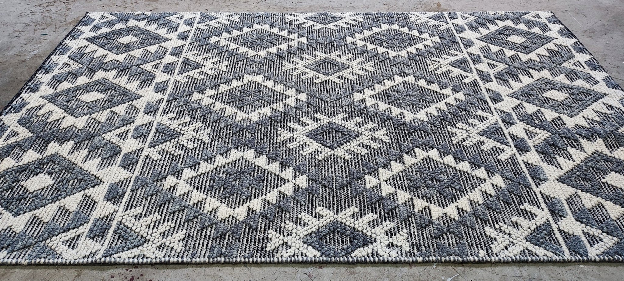 Miss Gertie 5.6x7.9 Handwoven Grey & White Loop | Banana Manor Rug Factory Outlet