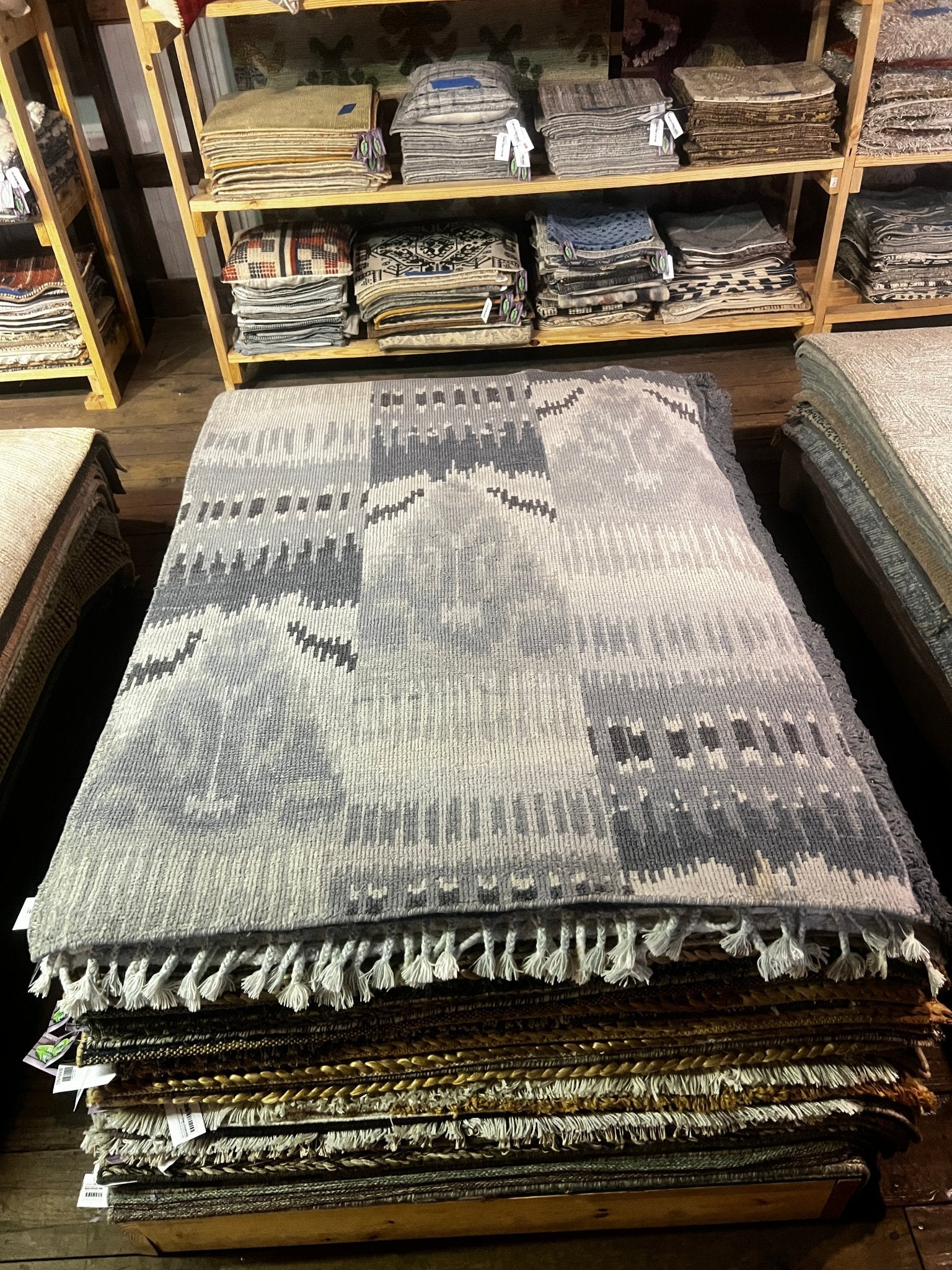 Mystery Man 4.4x6.4 Grey Hand-Knotted Modern | Banana Manor Rug Factory Outlet