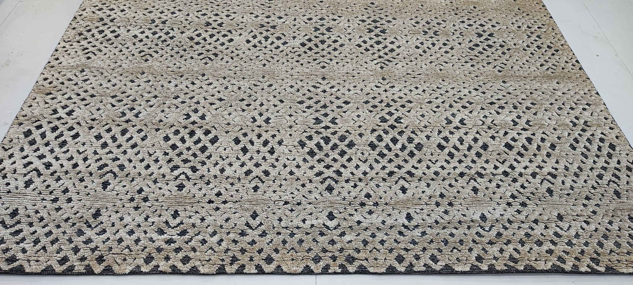 Peter 8x10 Hand-Knotted Silver & Grey High Low | Banana Manor Rug Factory Outlet