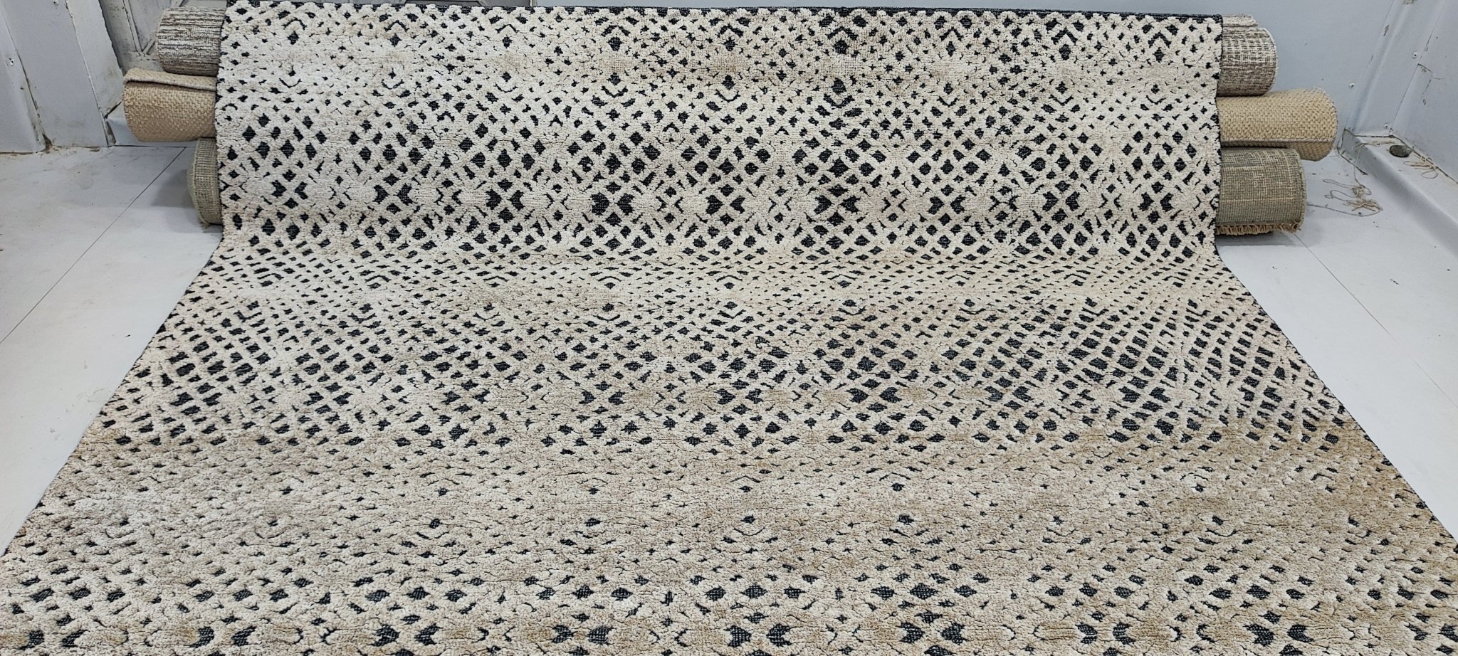 Peter 8x10 Hand-Knotted Silver & Grey High Low | Banana Manor Rug Factory Outlet