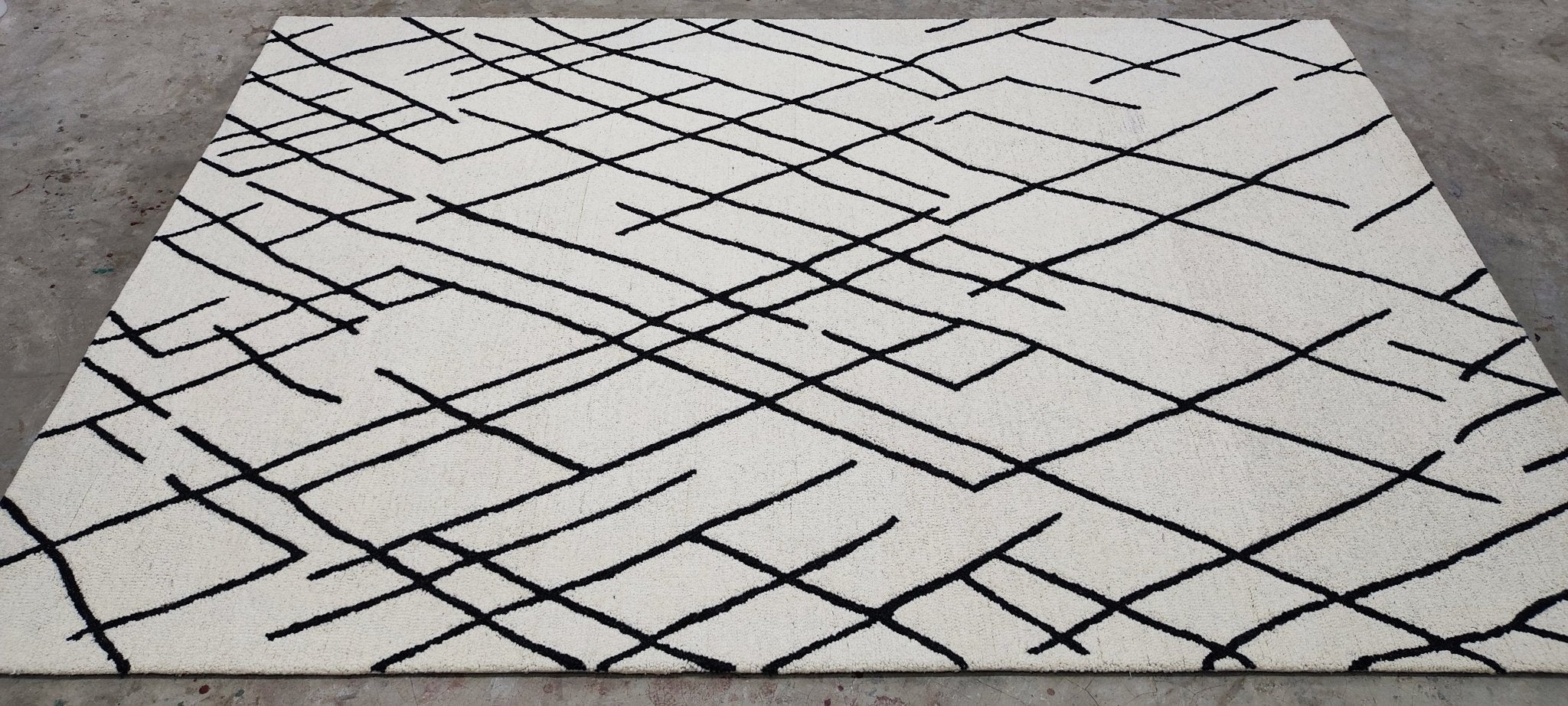 Quintron 5x8 Hand-Tufted Ivory & Black High Low | Banana Manor Rug Factory Outlet