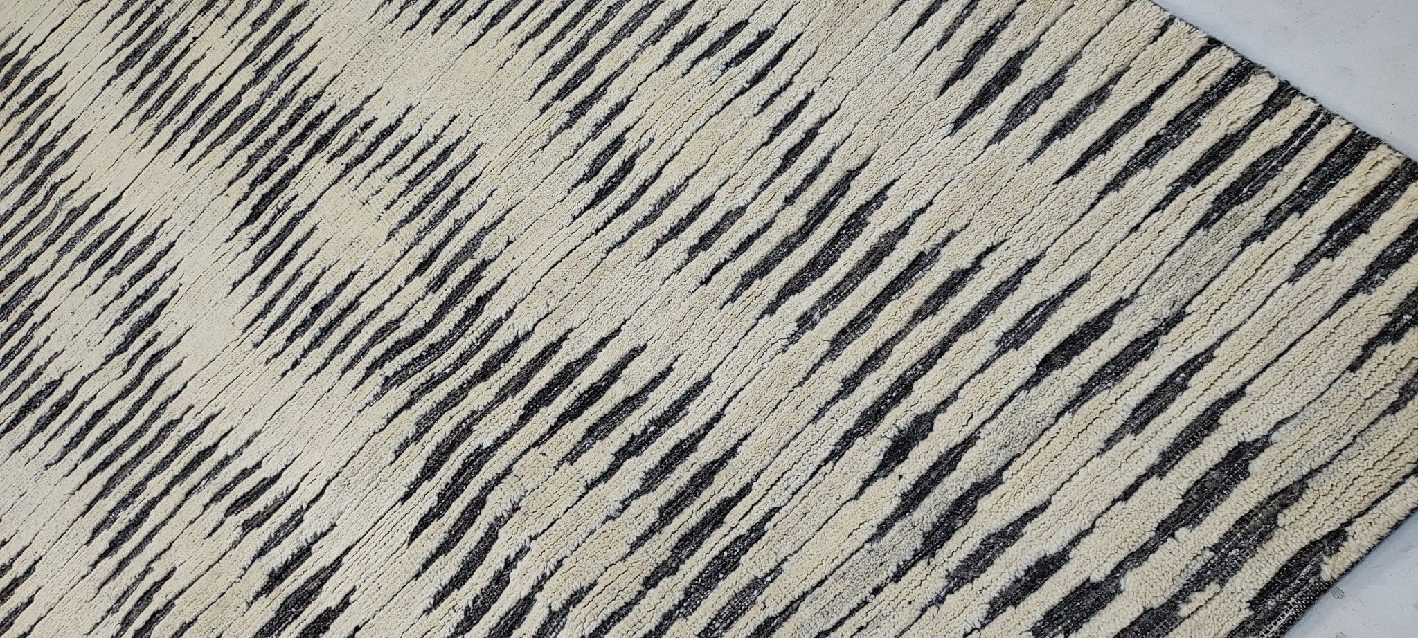 Ronny 8x10 Hand-Knotted Grey & Ivory High Low | Banana Manor Rug Factory Outlet