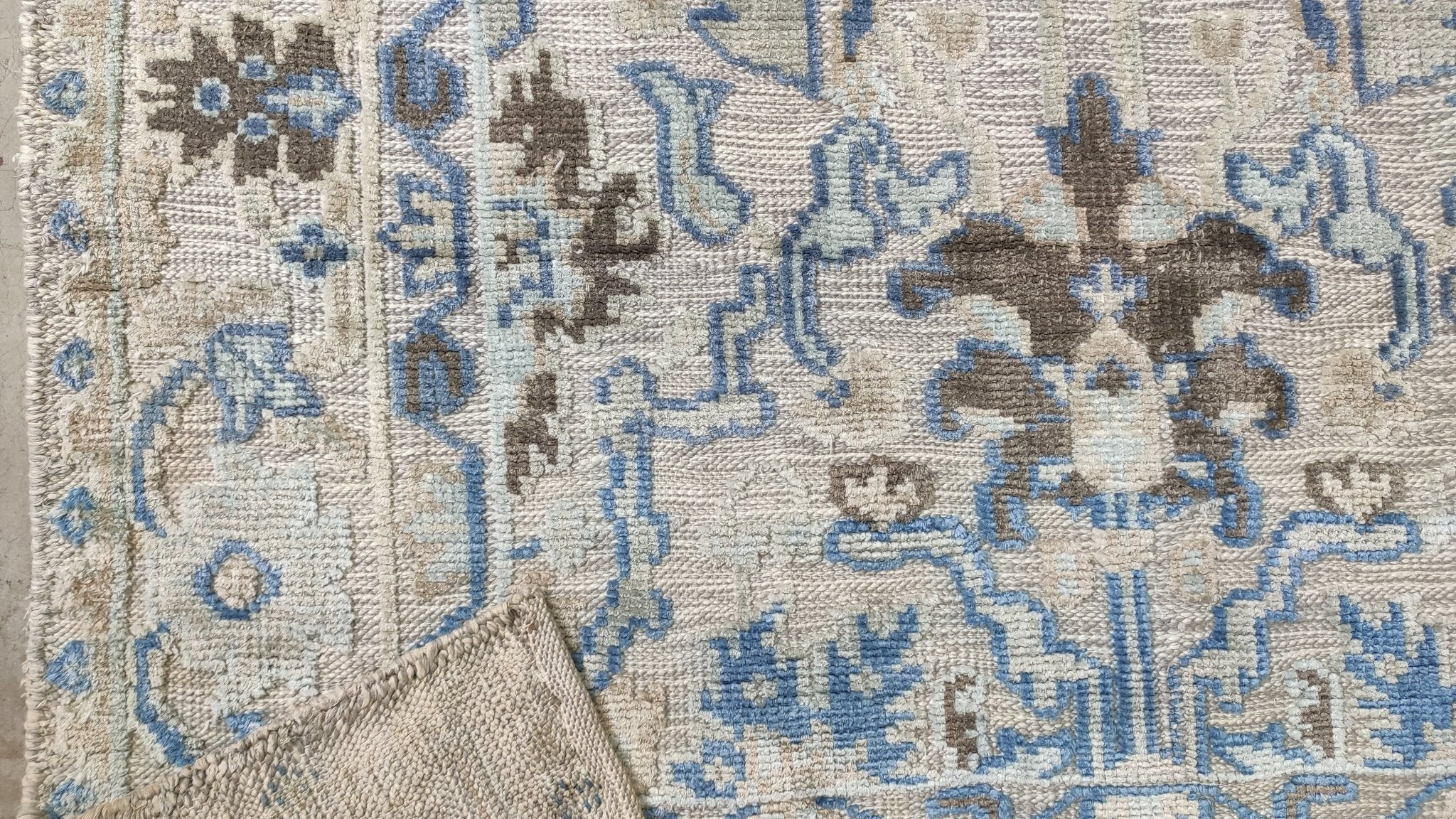 Rose Rainwater 5x7 Ivory and Blue Hand-Knotted Rug | Banana Manor Rug Company