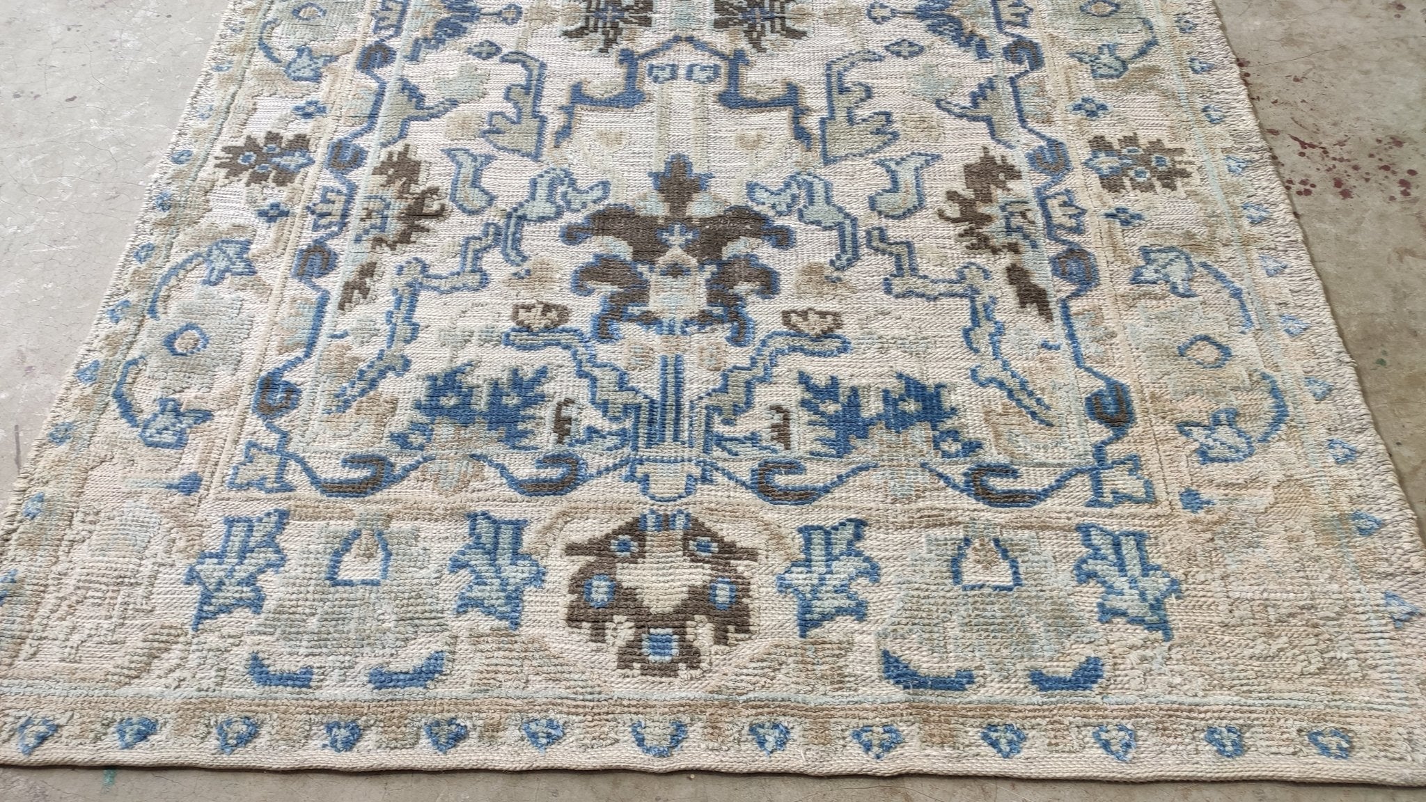 Rose Rainwater 5x7 Ivory and Blue Hand-Knotted Rug | Banana Manor Rug Company