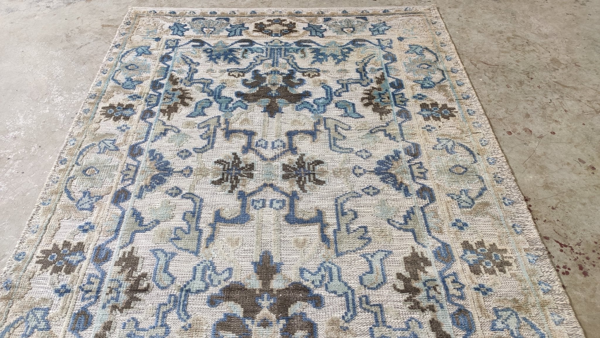 Rose Rainwater 5x7 Ivory and Blue Hand-Knotted Rug | Banana Manor Rug Company