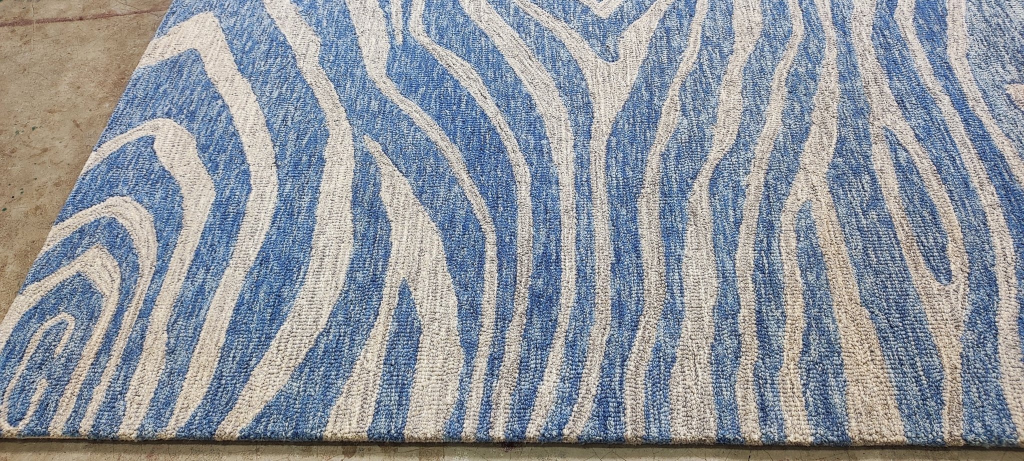 Roy Montrell 5x7 Hand-Tufted Silver & Blue Modern | Banana Manor Rug Factory Outlet