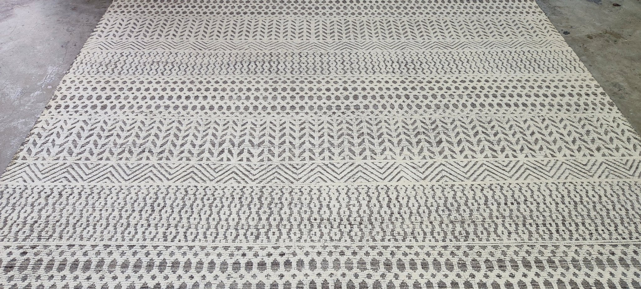 Ryan 8.3x10 Hand-Knotted White & Grey Cut Pile | Banana Manor Rug Factory Outlet