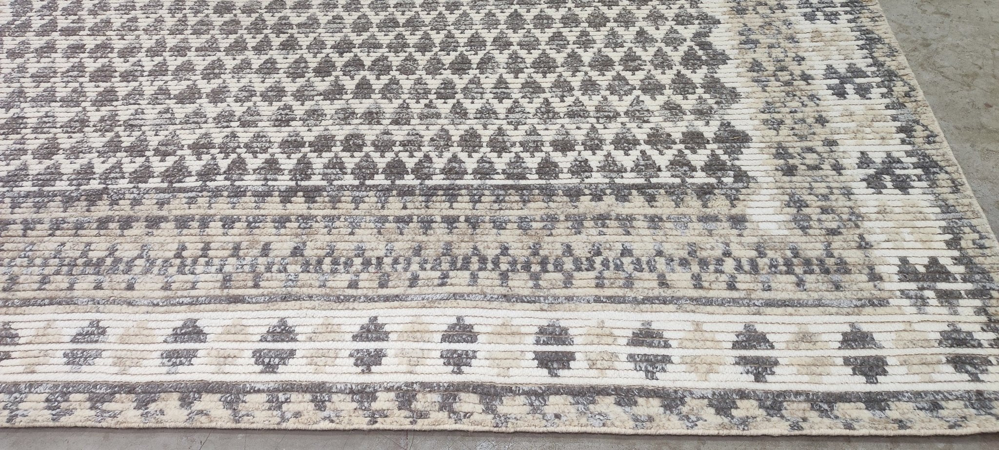 Sam Neill Hand-Knotted Modern Ivory and Grey Lichi 8.3X10.0 | Banana Manor Rug Company