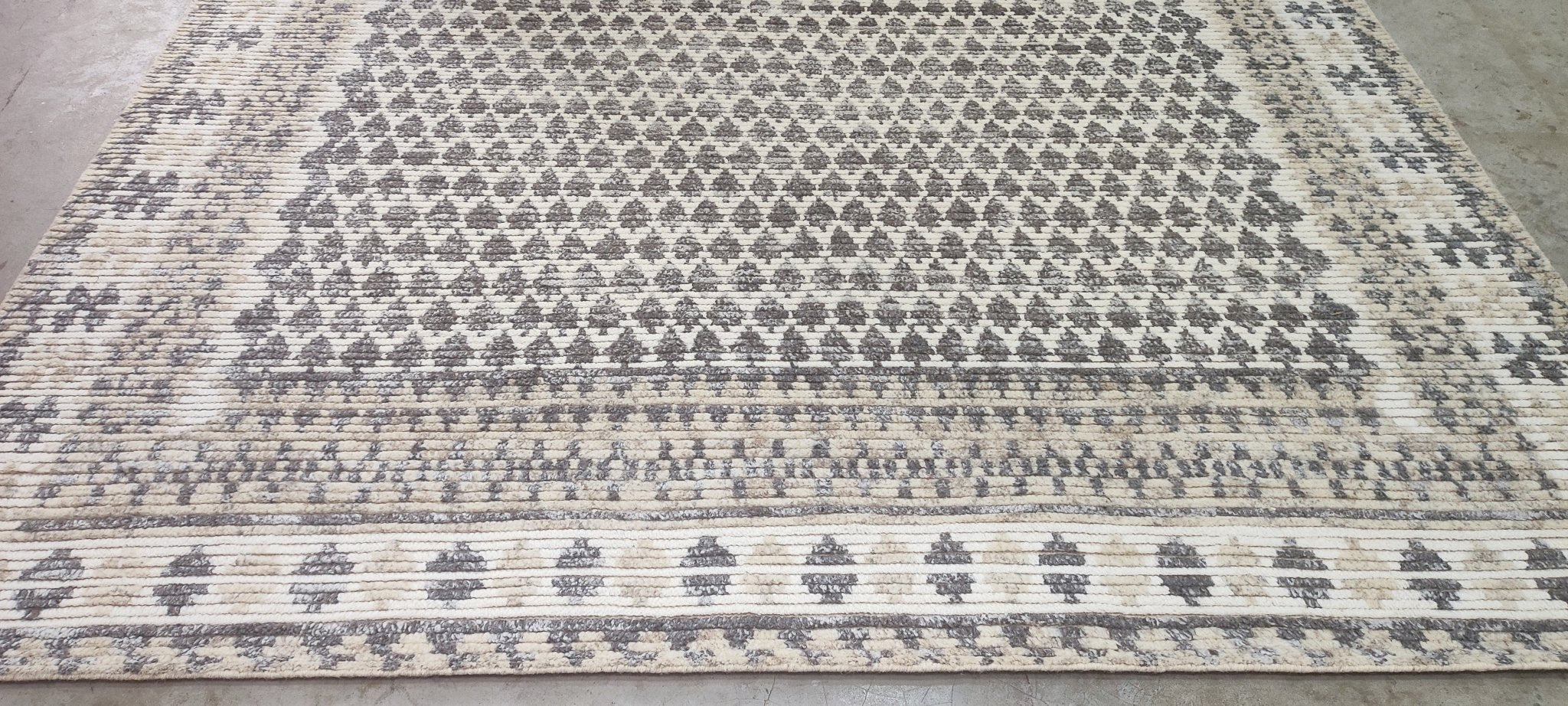 Sam Neill Hand-Knotted Modern Ivory and Grey Lichi 8.3X10.0 | Banana Manor Rug Company